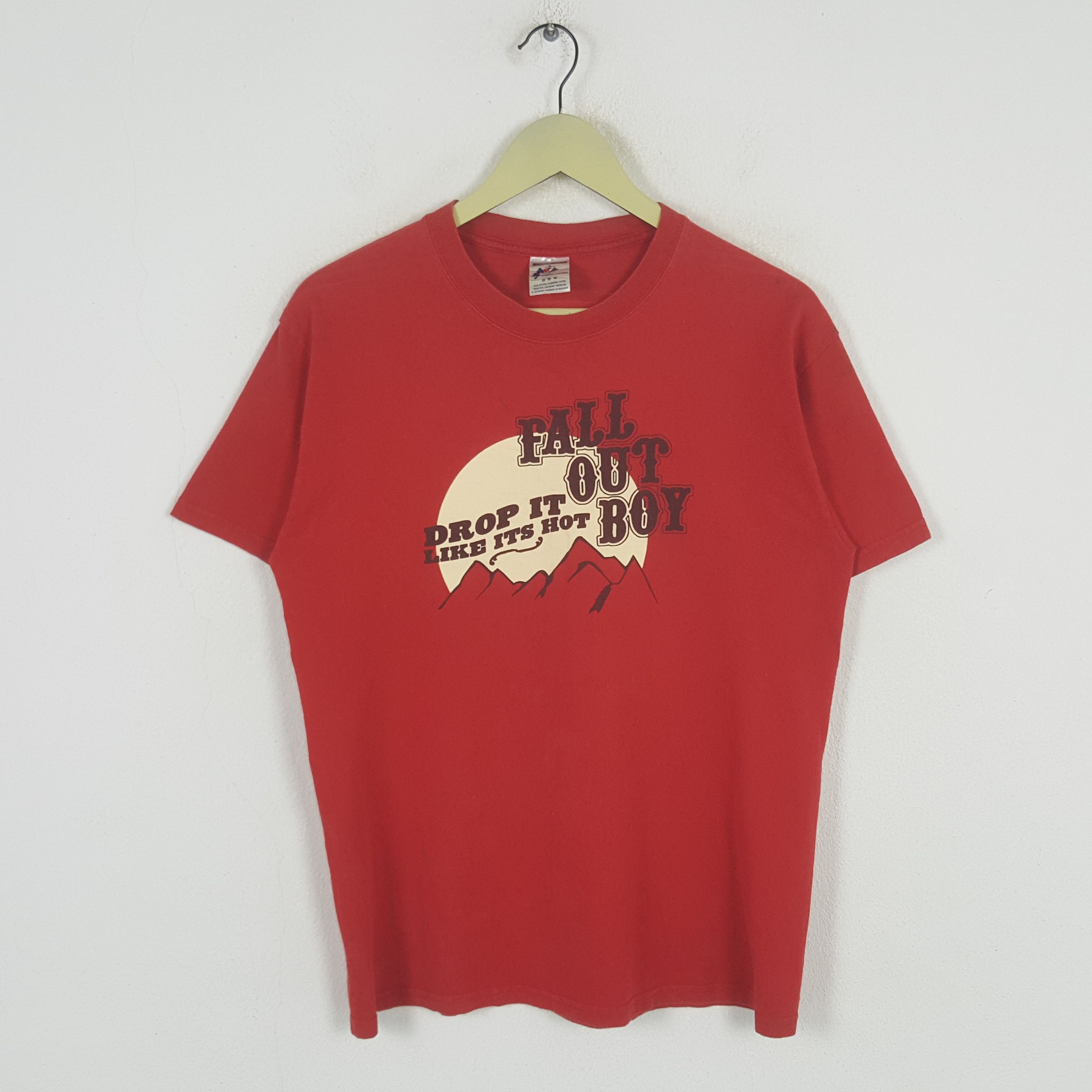 Vintage Vintage Fall out Boy American Rock Band Tshirt 31 Size US M / EU 48-50 / 2 - 1 Thumbnail