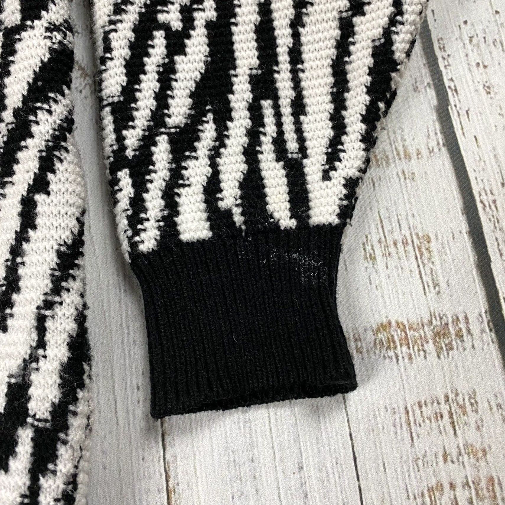Vintage VINTAGE Style Sweater Women's Medium Black & White Zebra Acrylic Full Zip Cardigan Size M / US 6-8 / IT 42-44 - 6 Thumbnail
