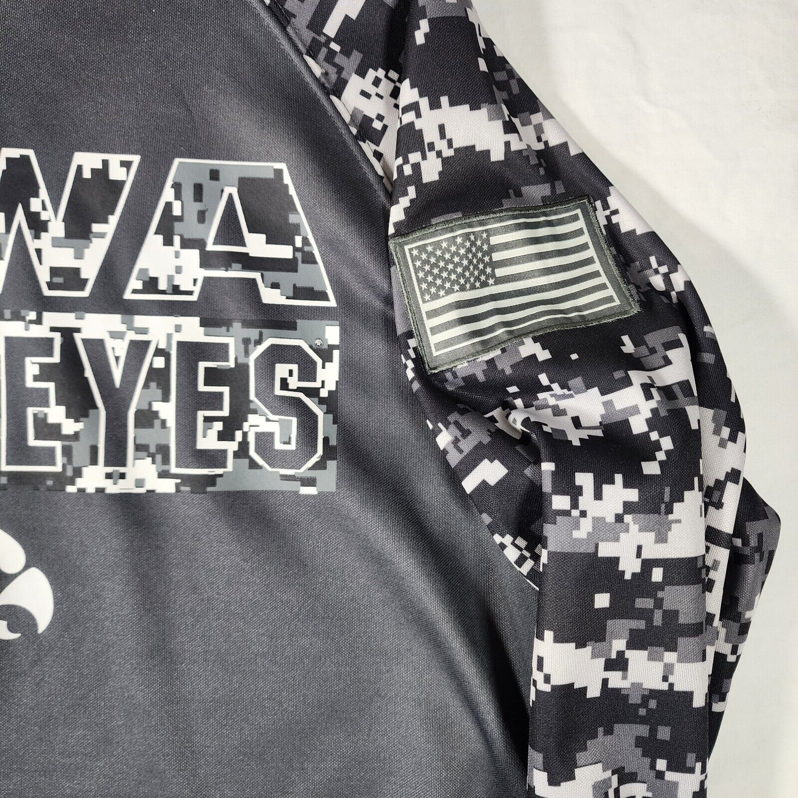 Colosseum Athletics Iowa Hawkeyes Digi Camo Hoodie Flag OHT Pullover Sz M Size US M / EU 48-50 / 2 - 4 Thumbnail