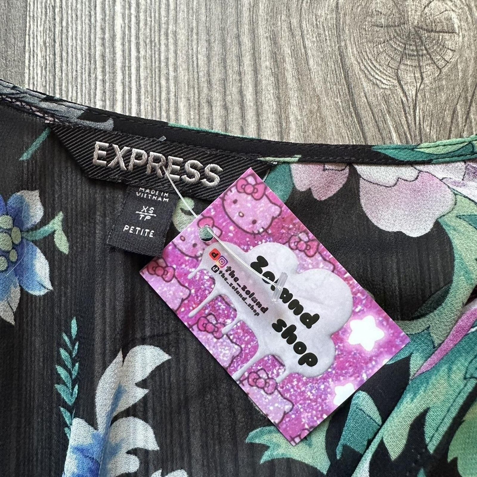 Express express black mesh floral v neck blouse top shirt Size XS / US 0-2 / IT 36-38 - 2 Thumbnail
