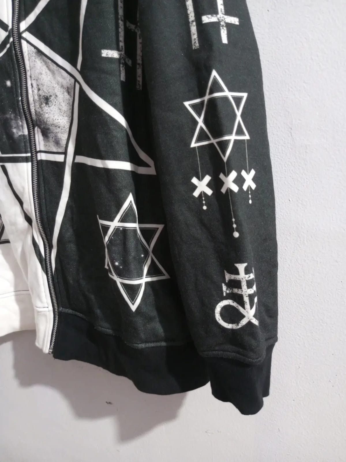Japanese Brand Travas tokyo iluminati cross hoodie Size US L / EU 52-54 / 3 - 5 Thumbnail