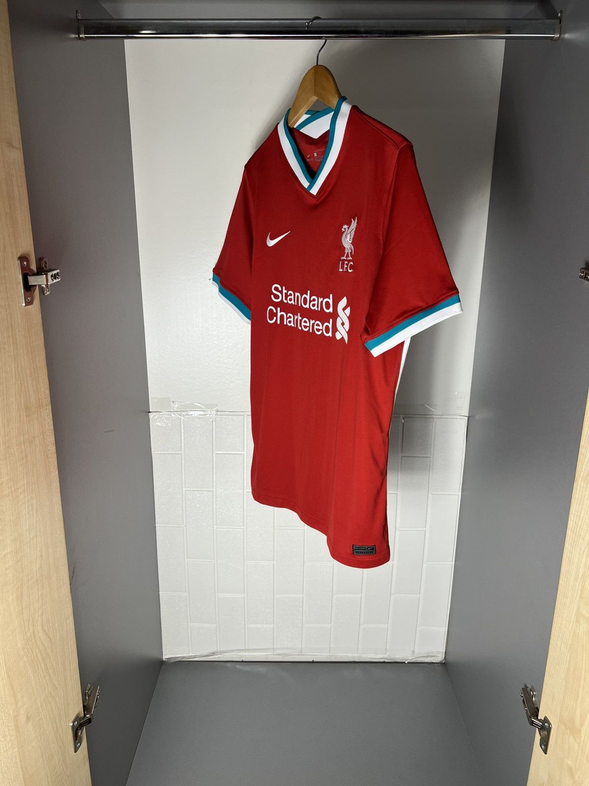 Nike VINTAGE NIKE FC LIVERPOOL ENGLAND SOCCER JERSEY RETRO Y2K Size US L / EU 52-54 / 3 - 9 Thumbnail
