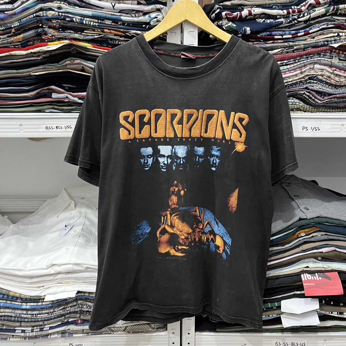 Band Tees Scorpion a savage crazy world tshirt Size US L / EU 52-54 / 3 - 1 Thumbnail