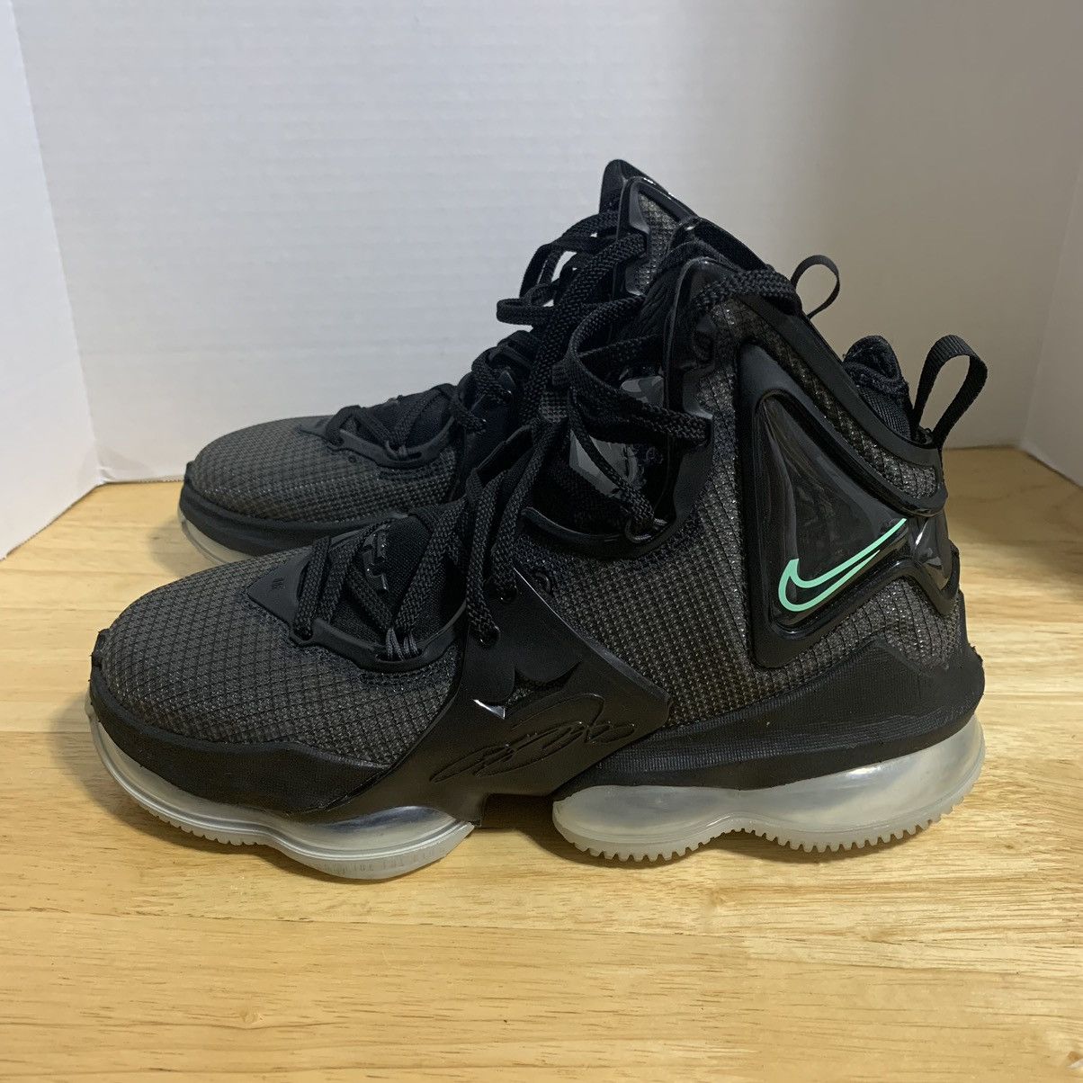 Nike LeBron 19 Mens Size Black Anthracite Green Glow
