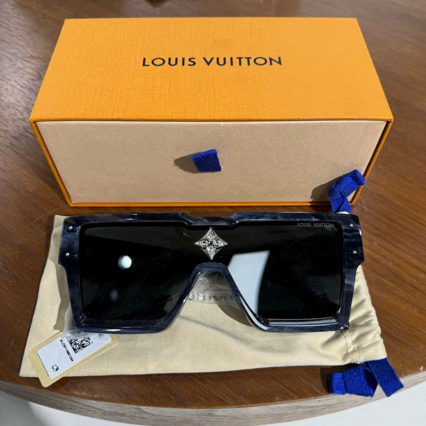 Louis Vuitton Louis Vuitton Crystal Logo Sunglasses Size ONE SIZE - 1 Thumbnail