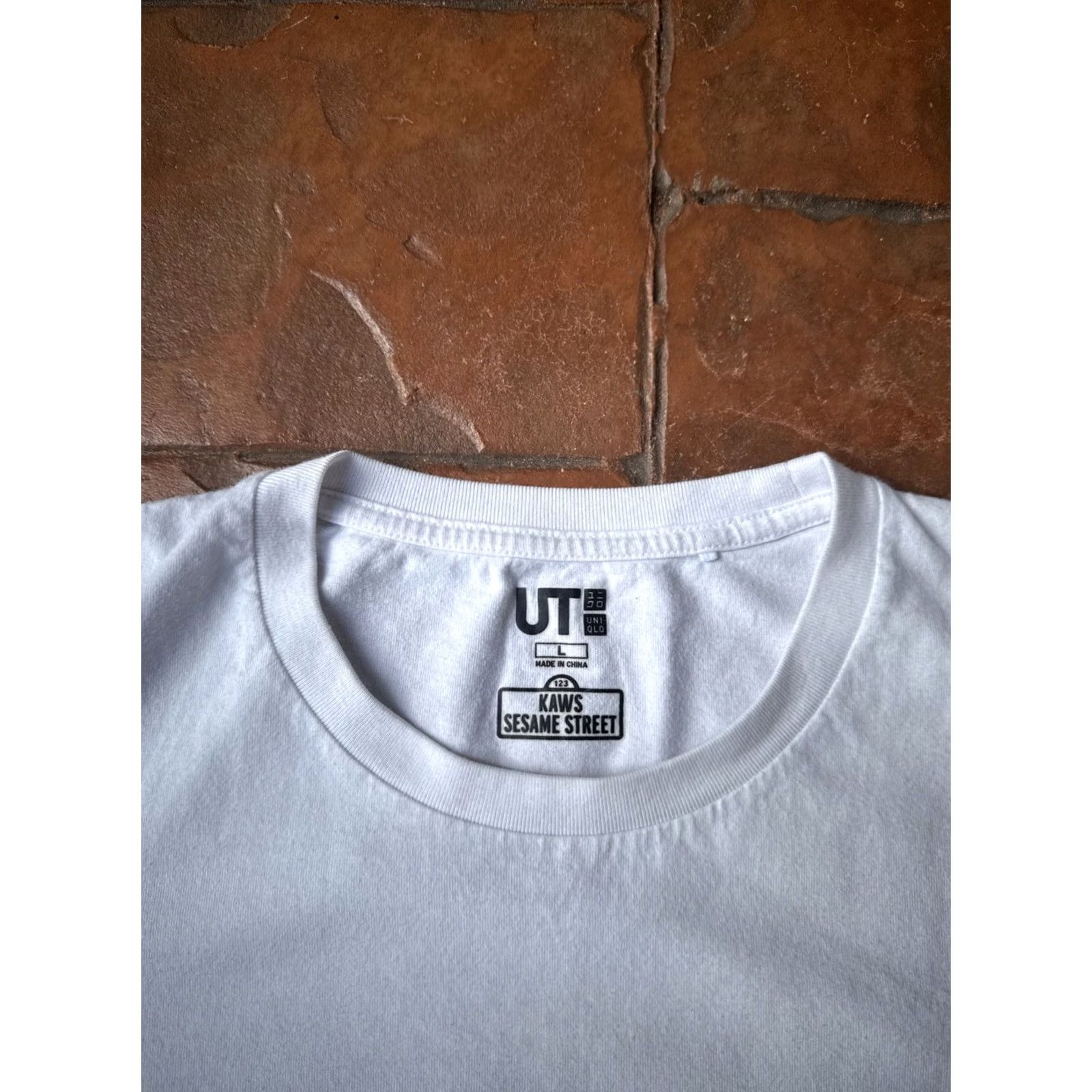 Uniqlo Kaws x Sesame Street Uniqlo UT Pocket T-Shirt Large White Crew Neck Short Sleeve Uniqlo Logo Elmo Art All Seasons Men Size US L / EU 52-54 / 3 - 3 Thumbnail
