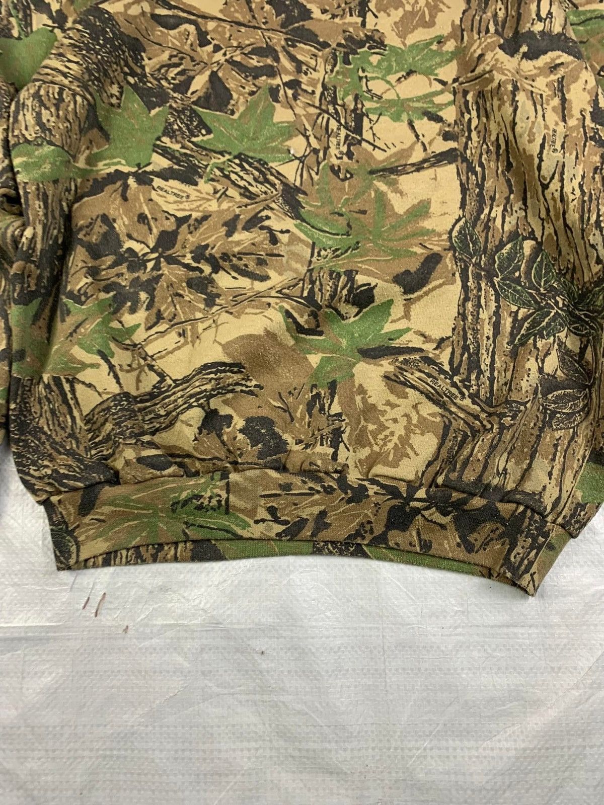 Carhartt × Vintage Crazy Vintage Faded Carhartt Style Realtree Camo Crewneck Size US L / EU 52-54 / 3 - 3 Thumbnail