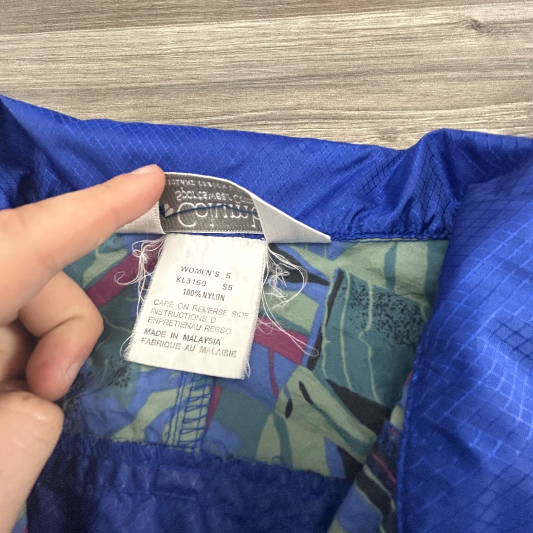 Vintage VINTAGE Columbia Jacket Womens Small Abstract Nylon Windbreaker Outdoors 90s Size S / US 4 / IT 40 - 4 Thumbnail