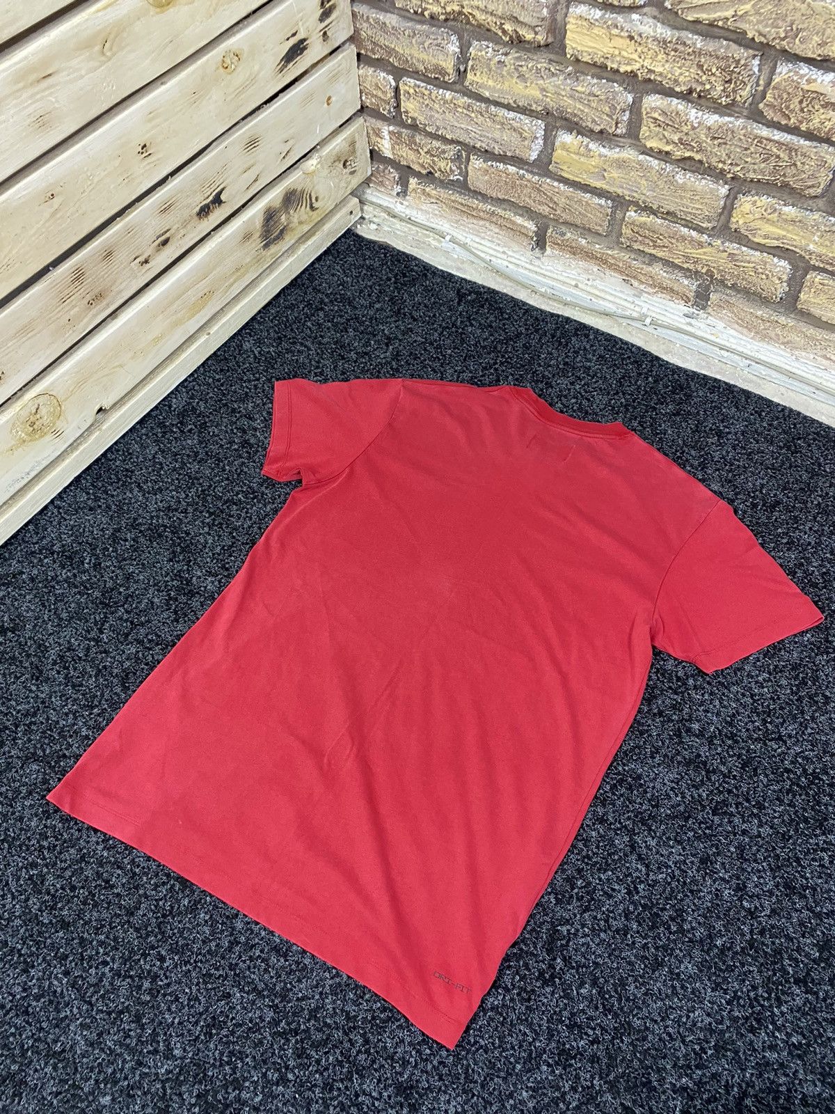 Jordan Brand VNTG 🚨JORDAN Red Central logo basic tee streetwear Size US M / EU 48-50 / 2 - 8 Thumbnail