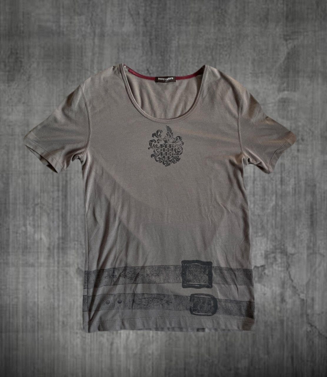 If Six Was Nine 2000s HIDEAWAYS Japanese archive Vkei Gothic Emblem Tee Size US S / EU 44-46 / 1 - 1 Thumbnail