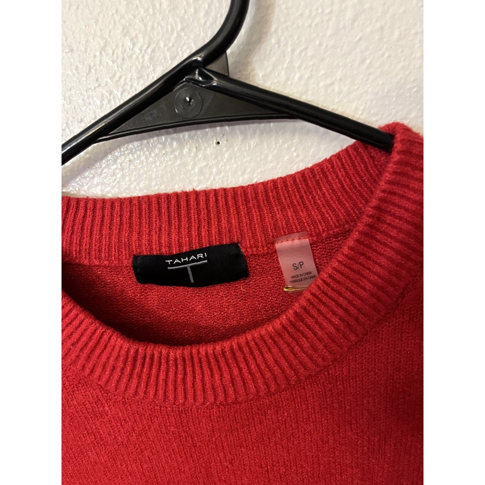 Vintage Tahari Sweater Womens S Red Long Sleeve Pullover Knit Viscose Blend Stretch casual Fall Winter Spring Mens Size S / US 4 / IT 40 - 2 Thumbnail