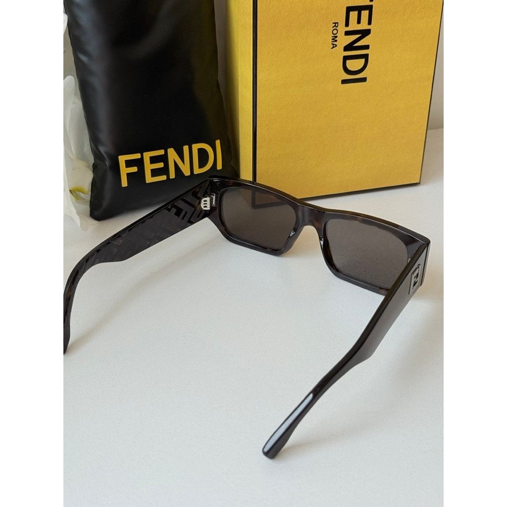 Fendi NEW Fendi FE40144I Brown Unisex Sunglasses Size ONE SIZE - 9 Thumbnail