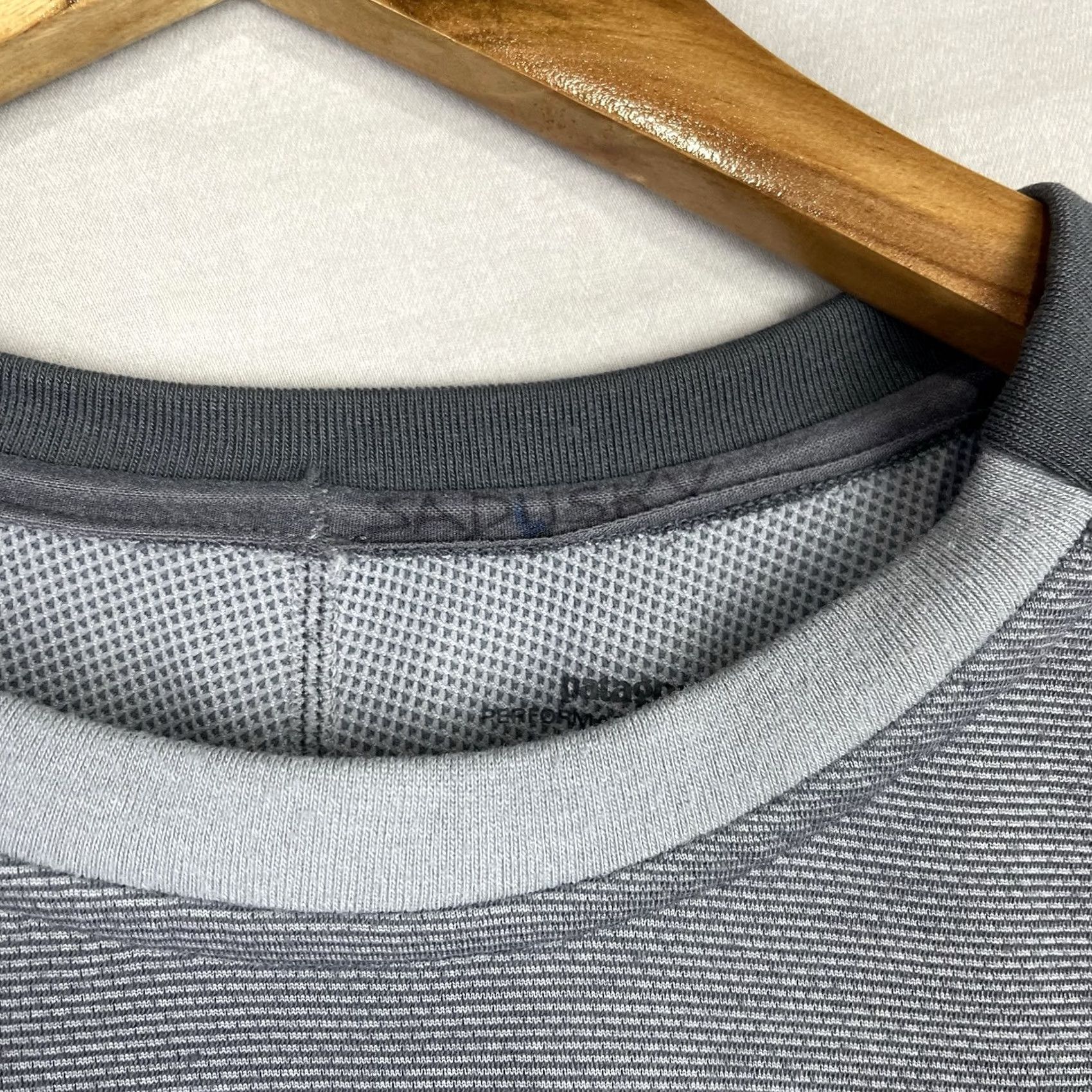 Patagonia Patagonia Shirt Mens L Gray Capilene Baselayer Performance Long Sleeve Pullover Casual Activewear Size US L / EU 52-54 / 3 - 7 Thumbnail