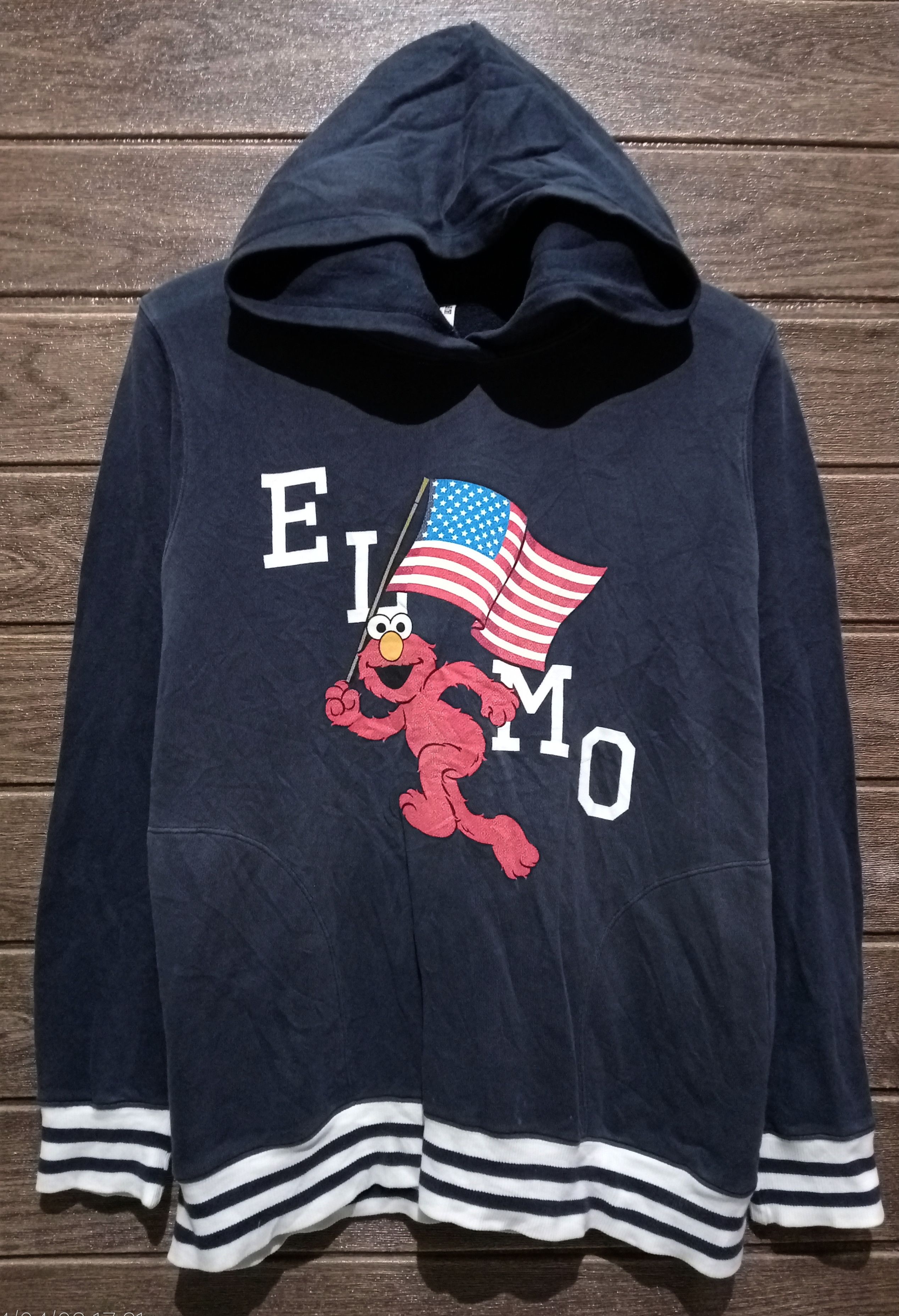 image of Cartoon Network x Uniqlo Vintage Sesame Street Elmo Us Flag Uniqlo Pullover Hoodie in Blue (Size 2X