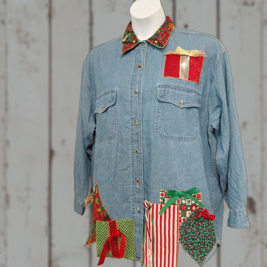 Lee VINTAGE Shane Lee Inc Shirt Womens 2XL Blue Denim Christmas Present Patches With Bows Shirt Womens 2XL Blue Denim Christmas Present Patches With Bows Size XXL / US 16-18 / IT 52-54 - 1 Thumbnail