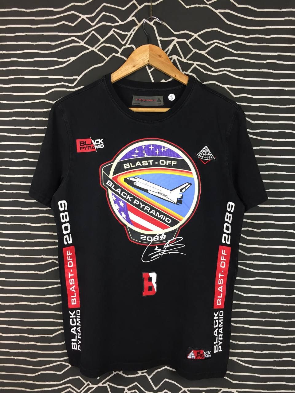 Black Pyramid × Vintage Black Pyramid Chris Brown Streetwear Brand Blast Off Tee Size US M / EU 48-50 / 2 - 2 Thumbnail