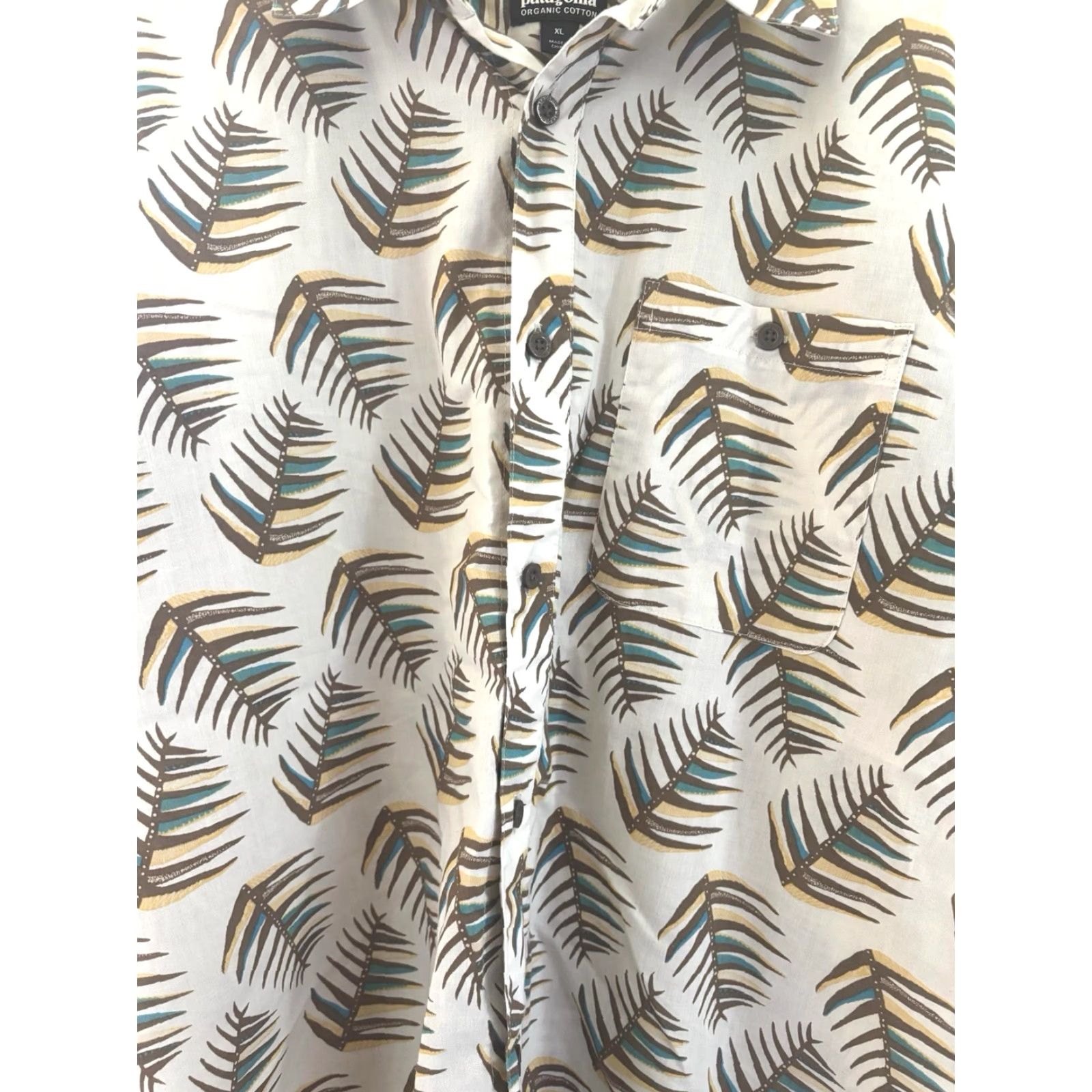 Patagonia Patagonia Go To Shirt Short Sleeve Button-Up Mens XL White Lightweight Woven Palm Leaf Print 31" Long 25" Across Chest Pocket EUC Size US XL / EU 56 / 4 - 2 Thumbnail