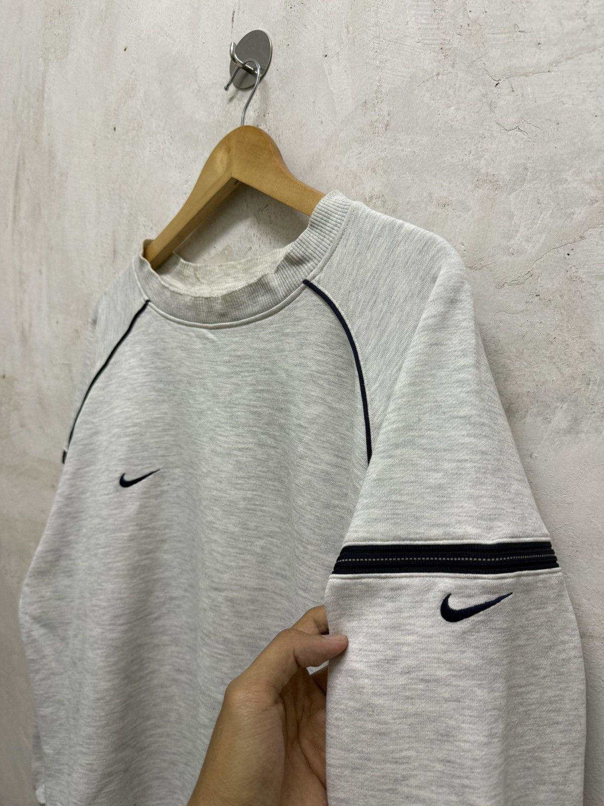 Nike 2000s Nike Small Swoosh Distressed Sweatshirt Size US L / EU 52-54 / 3 - 3 Thumbnail
