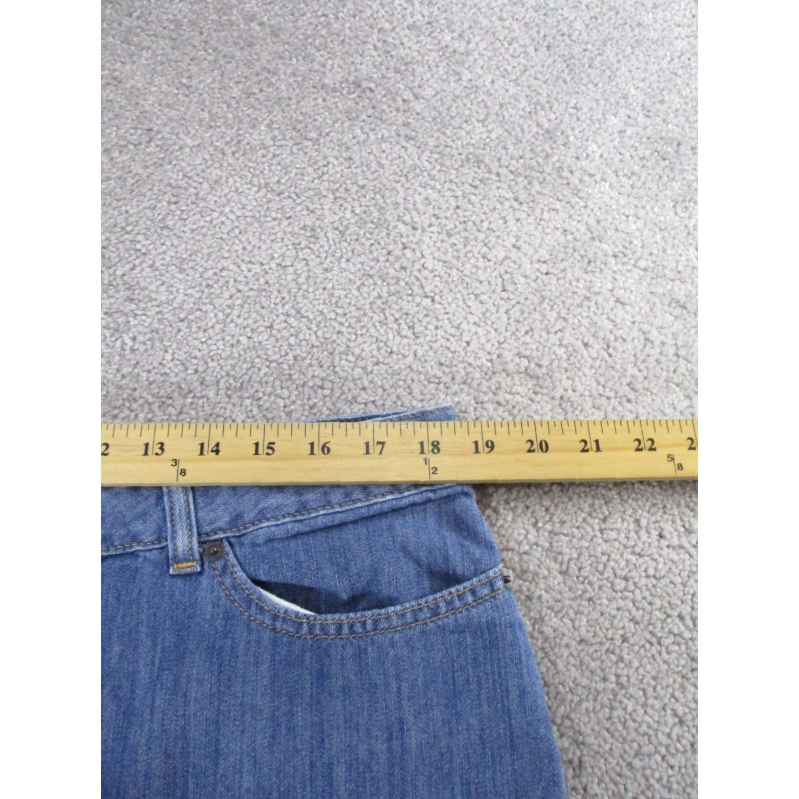 Vintage L.L.Bean Shorts Womens 18 Medium Wash Lightweight Denim Classic Fit Straight Blue Solid Size 40" / US 18 - 6 Thumbnail