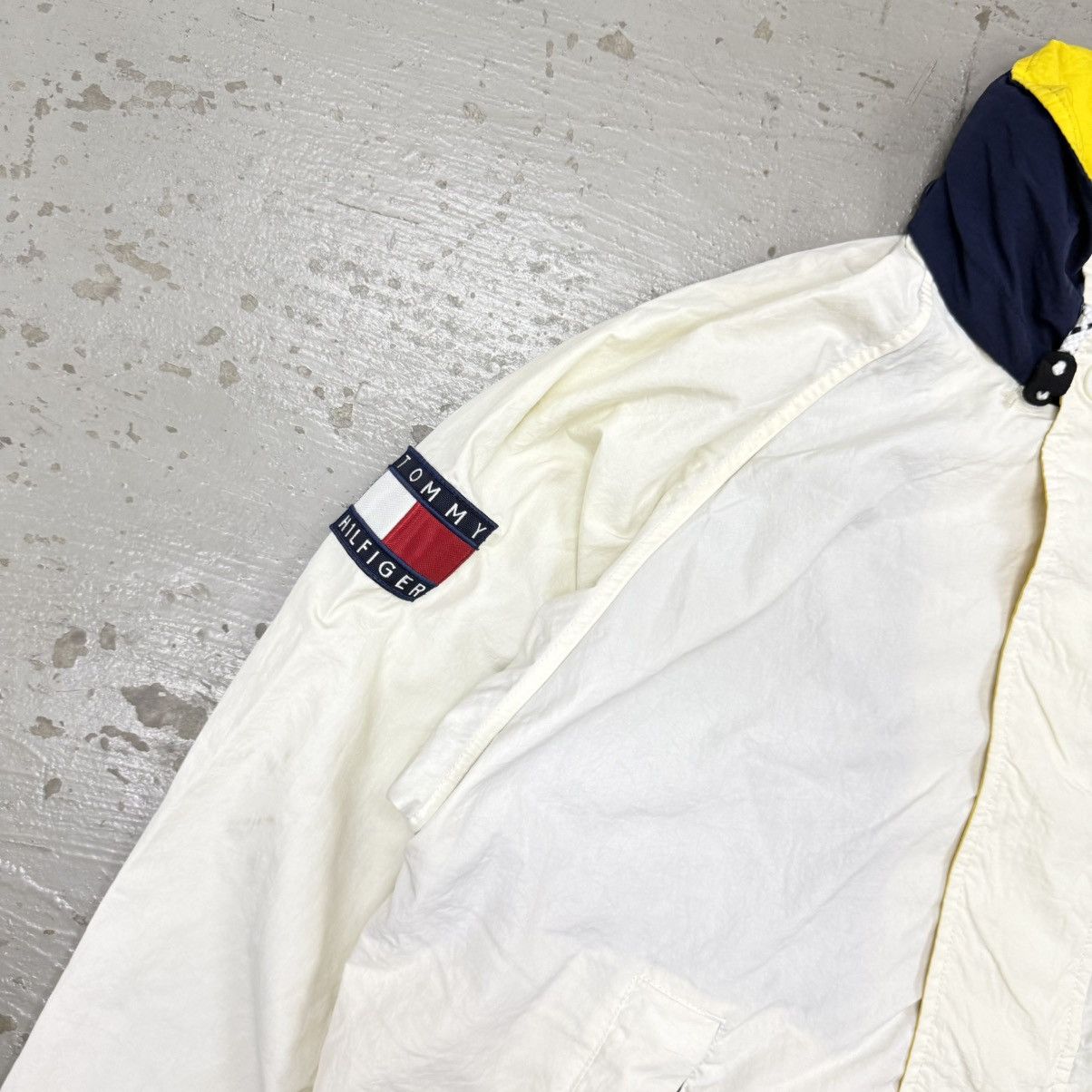 Tommy Hilfiger Vintage Tommy Hilfiger Spellout Windbreaker Jacket Size US L / EU 52-54 / 3 - 3 Thumbnail