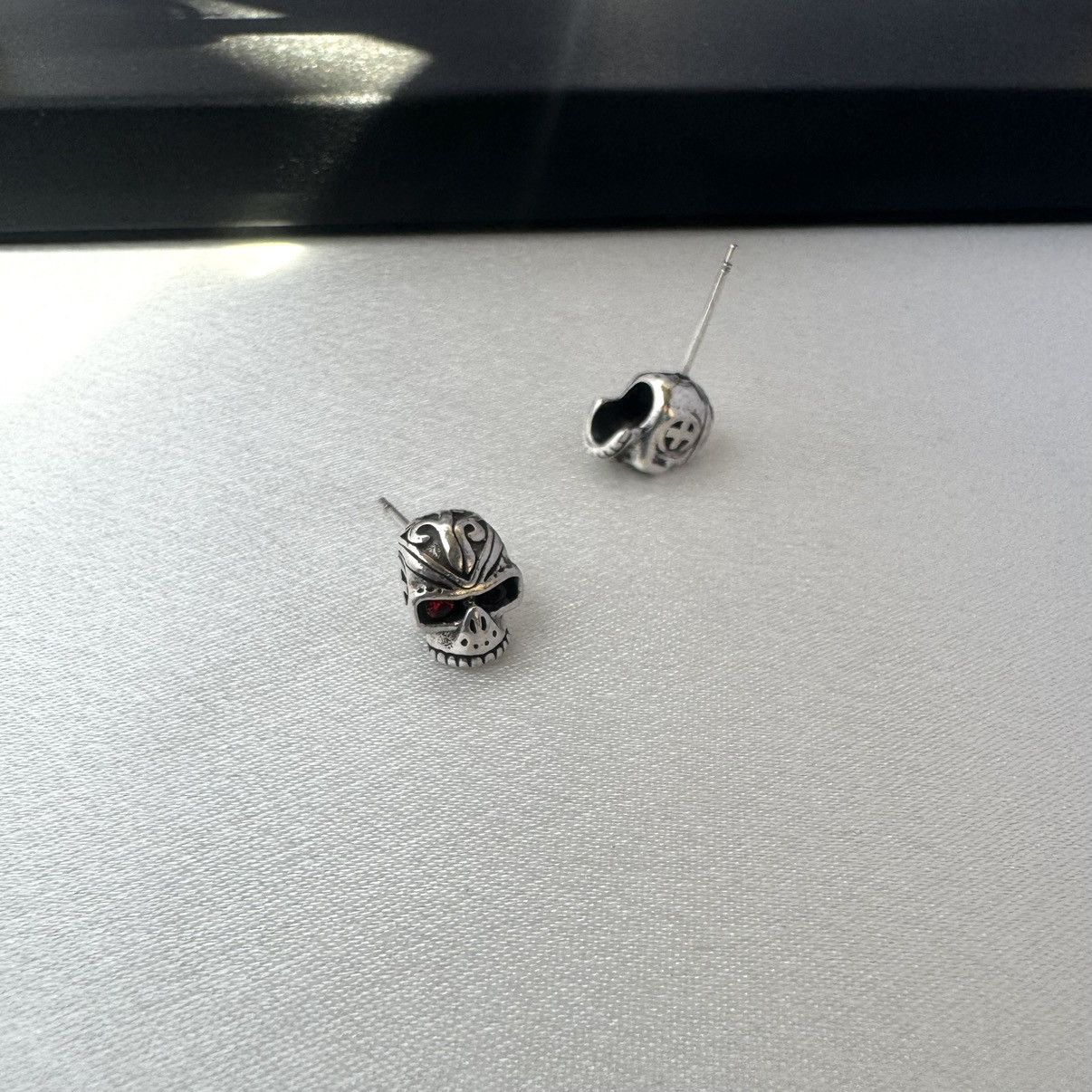 Designer Skull Head Stud Earrings for Men Women Hip Hop Unisex Style Size ONE SIZE - 4 Thumbnail