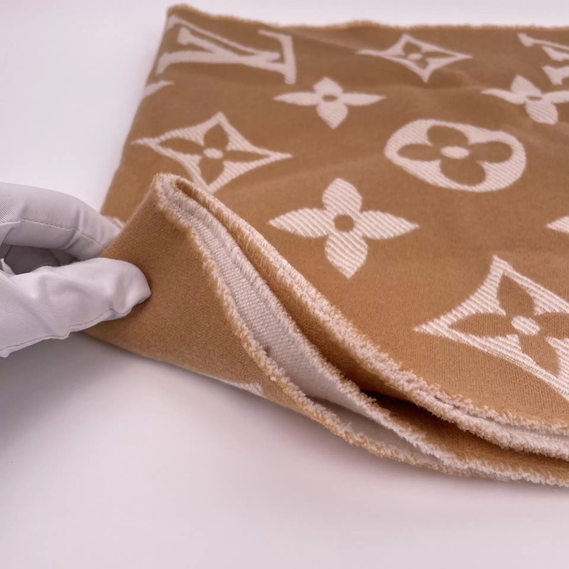 Louis Vuitton Louis Vuitton Wool Scarf New Yellow & White Reversible Size ONE SIZE - 7 Thumbnail