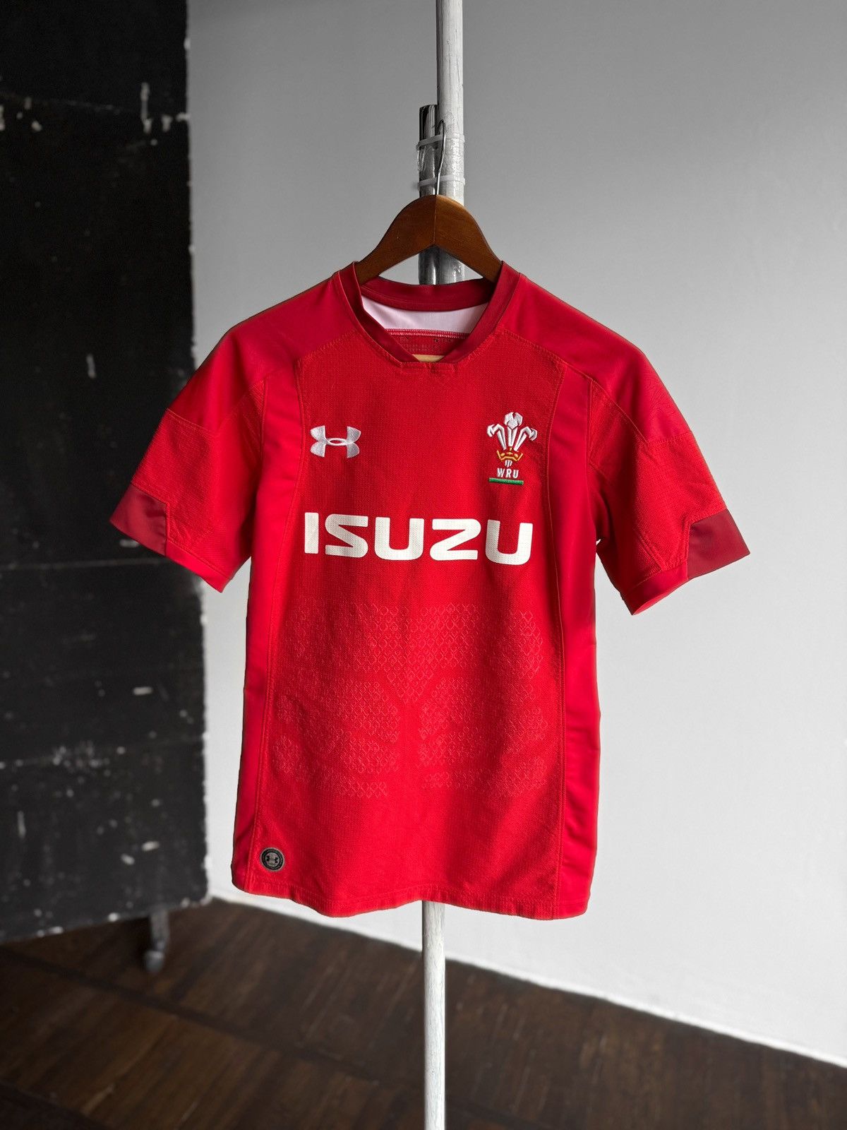 Under Armour Under Armour Rugby Union Wales 2018/19 ISUZU Home Top Jersey Size US S / EU 44-46 / 1 - 1 Thumbnail