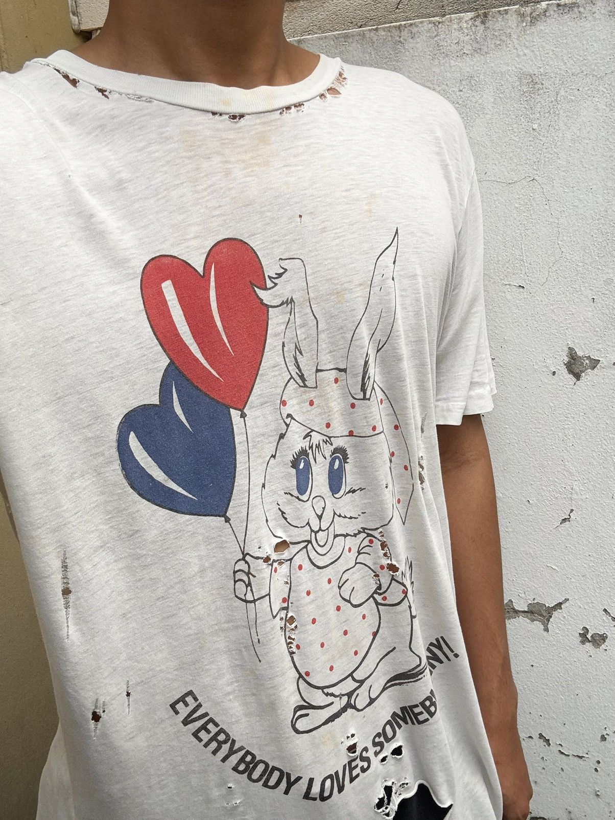 Vintage Thrashed EVERYBODY LOVES SOMEBUNNY T Shirt Distressed ERD Size US L / EU 52-54 / 3 - 2 Thumbnail