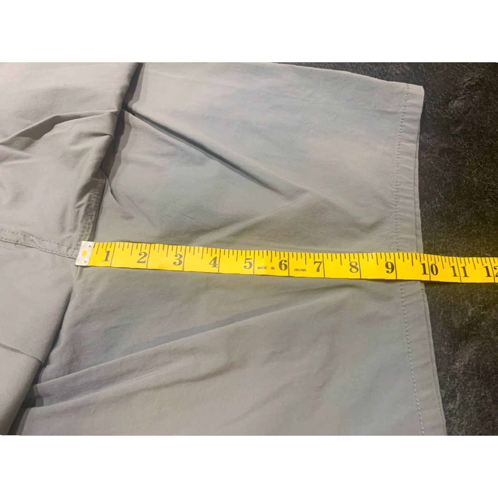 Wrangler Wrangler Relaxed Fit Zip Cargo Shorts 10" Inseam Gray Size 46 | Men's Outdoor Casual Workwear Size US 30 / EU 46 - 6 Thumbnail