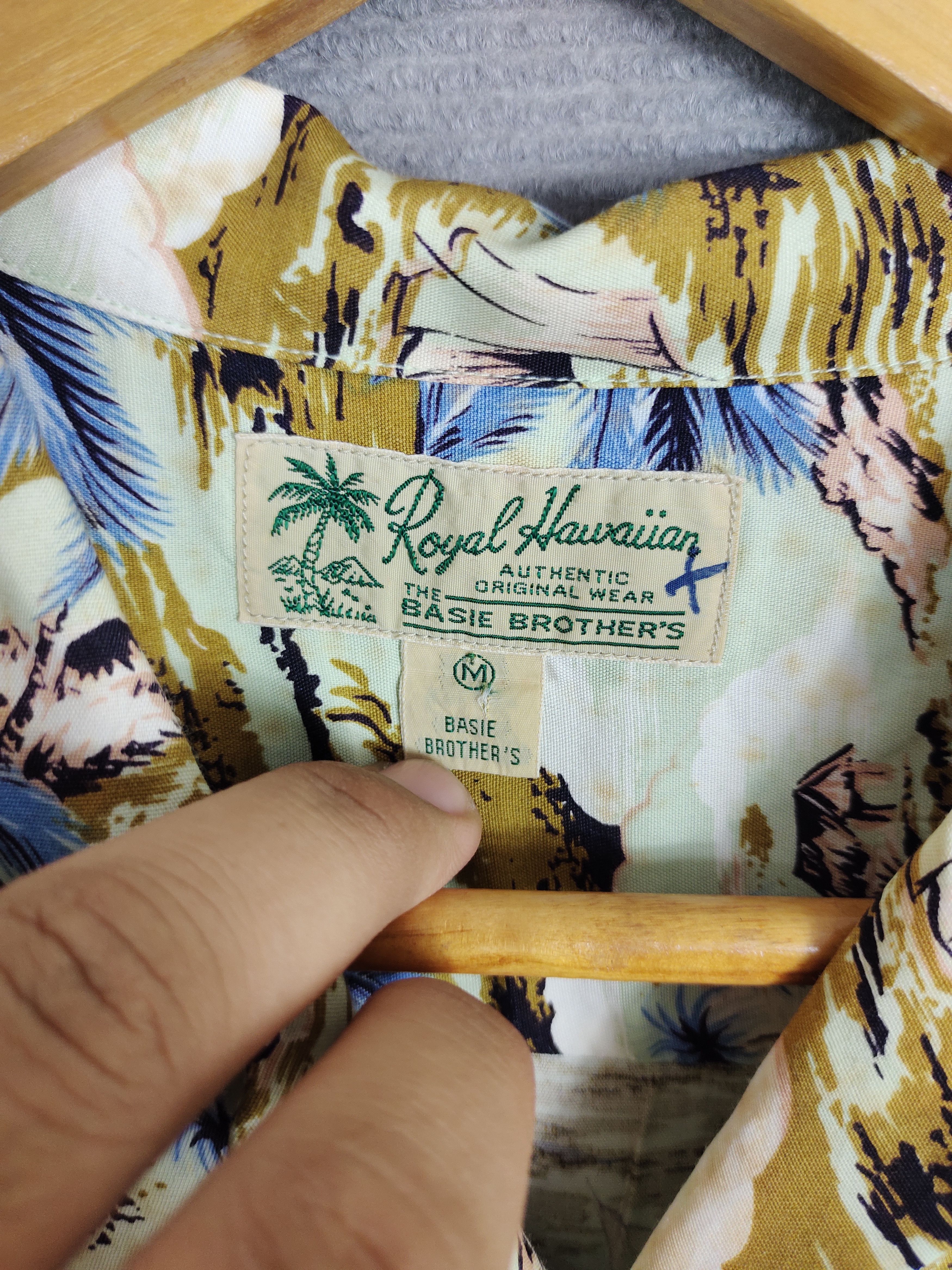 Japanese Brand Vintage Royal Hawaiian Scenic View Rayon Hawaiian Shirt Size US M / EU 48-50 / 2 - 7 Thumbnail
