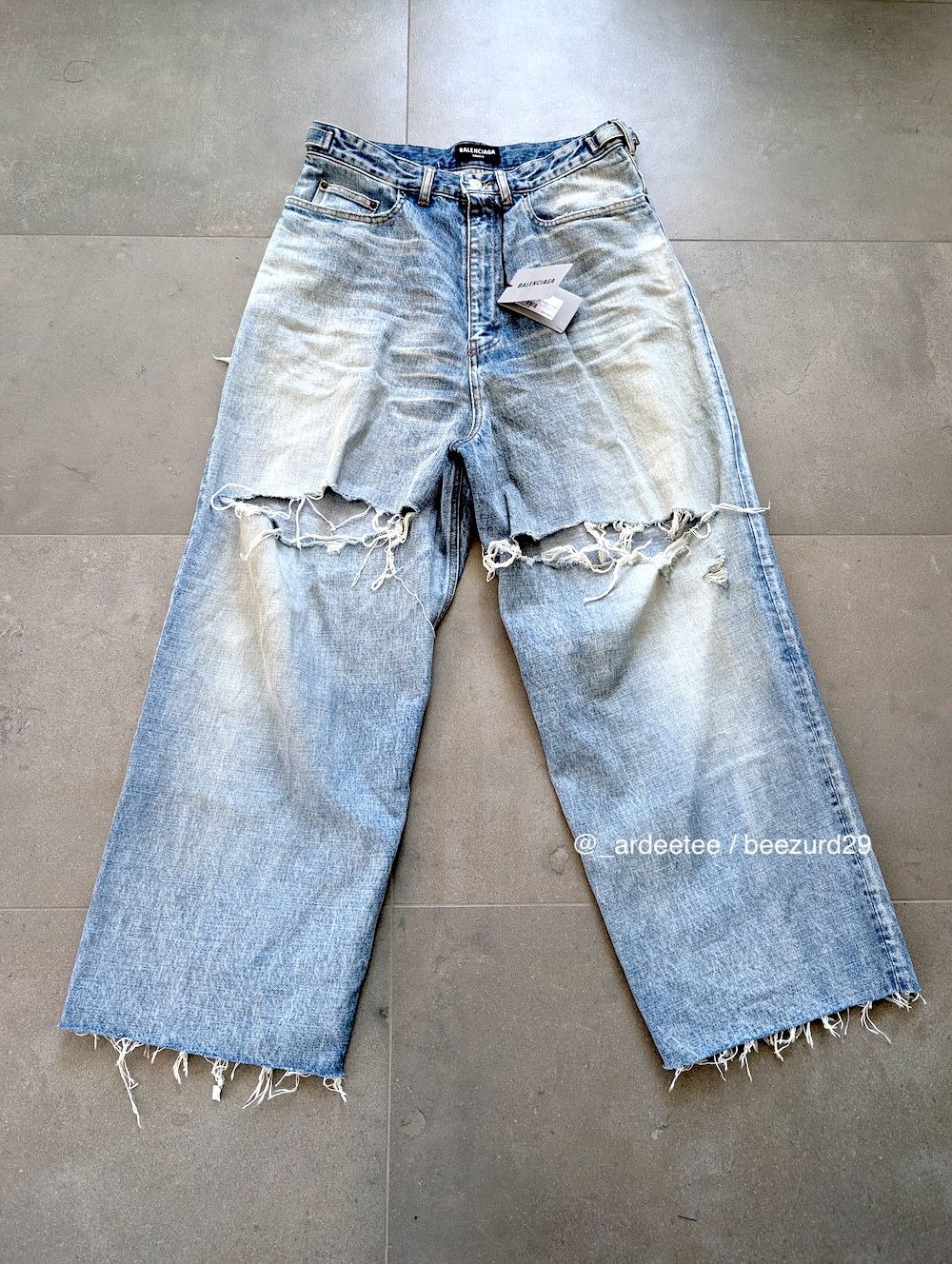 Pre-owned Balenciaga Nwt Baggy Destroyed Skater Jeans Ss22 Red Carpet In Washed Denim