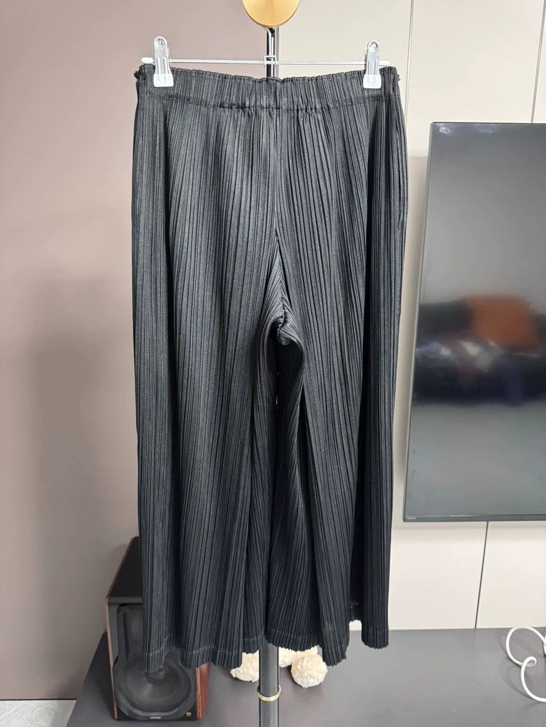 Issey Miyake Issey Miyake size:1 Black pleated trousers Size 22" - 3 Thumbnail