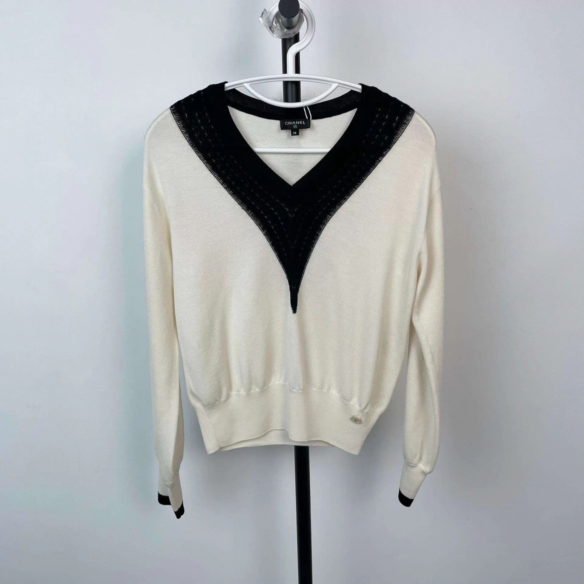 Chanel Chanel white V-neck sweater 36 Grade A no accs Size XS / US 0-2 / IT 36-38 - 1 Thumbnail