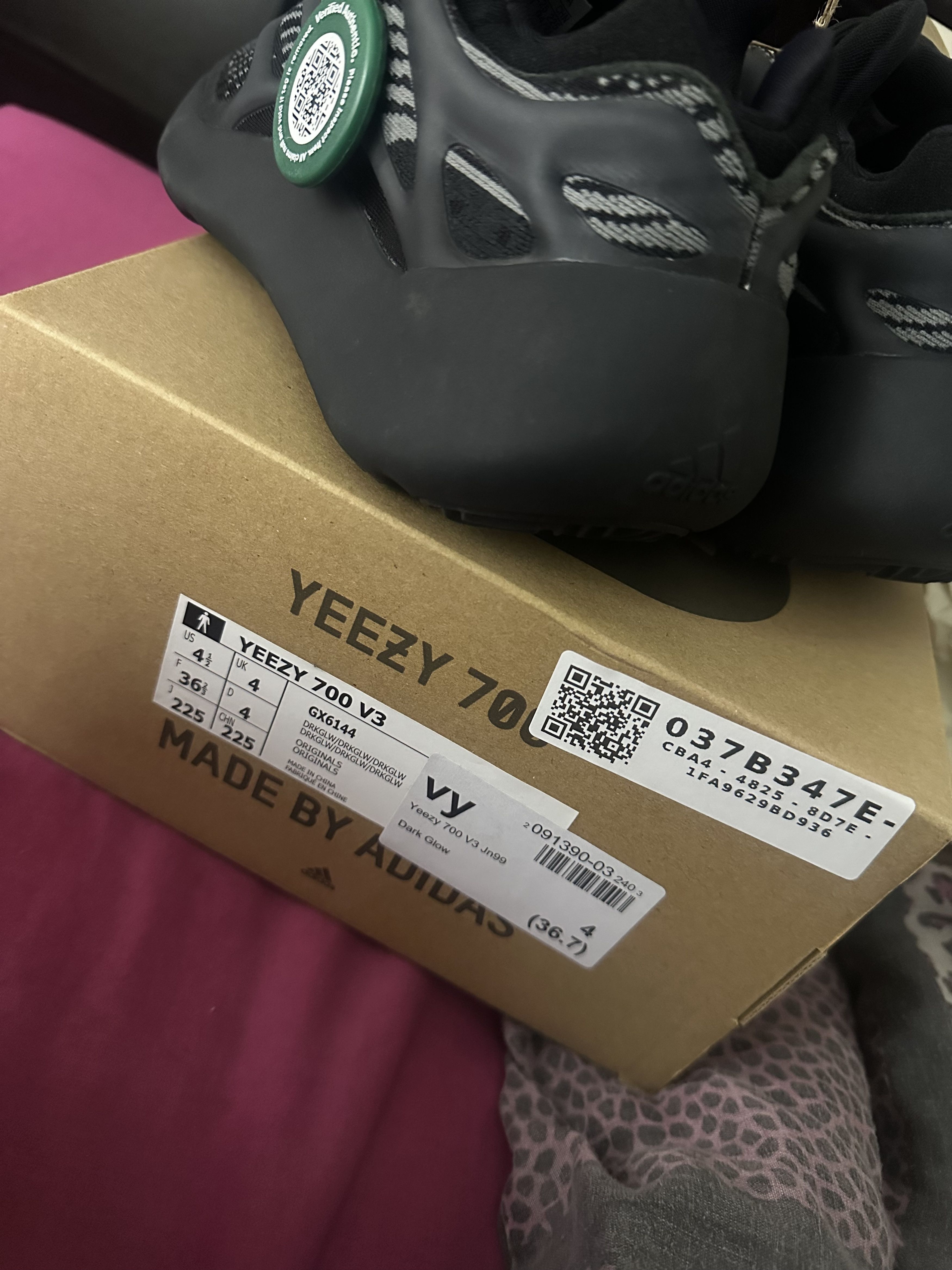 Adidas Adidas Yeezy 700 V3 (Brand new) Size US 5 / EU 37 - 7 Thumbnail