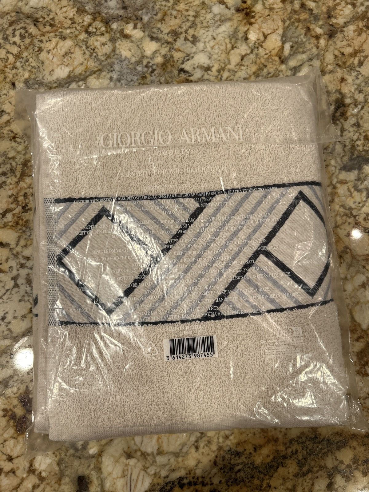 Giorgio Armani Giorgio Armani Beauty Towel Size ONE SIZE - 2 Thumbnail