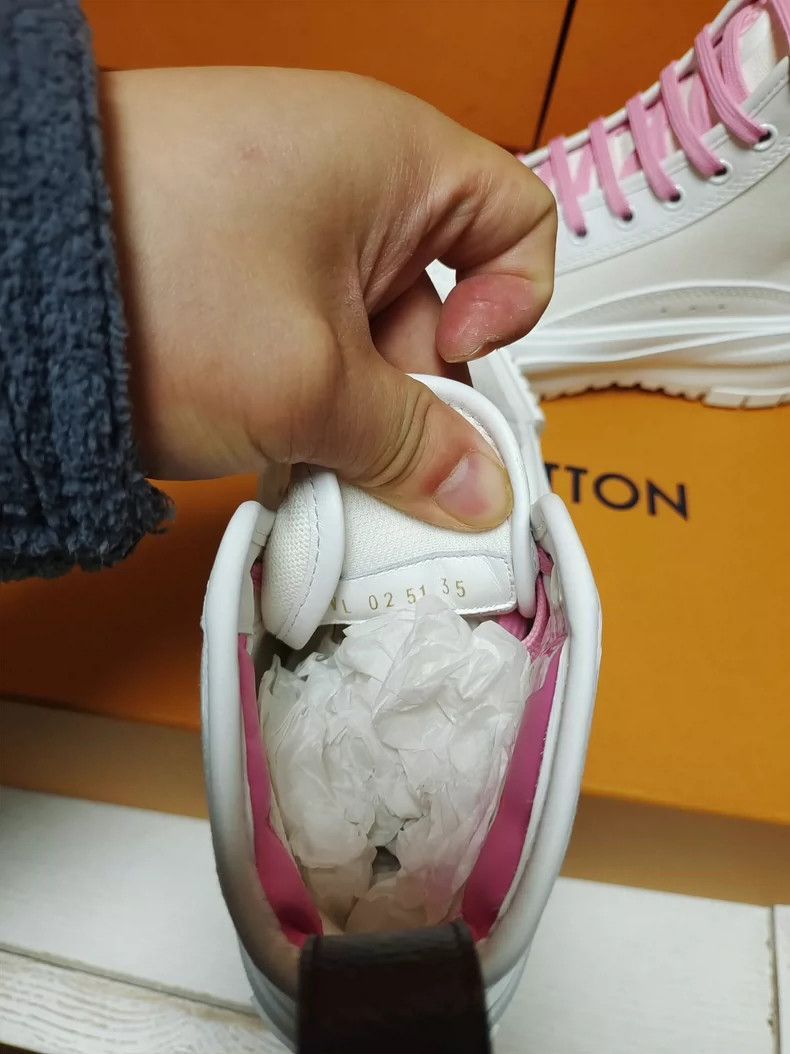 Louis Vuitton Louis Vuitton Louis Vuitton Women's Sneakers Size 35-2506 Size US 5 / IT 35 - 7 Thumbnail