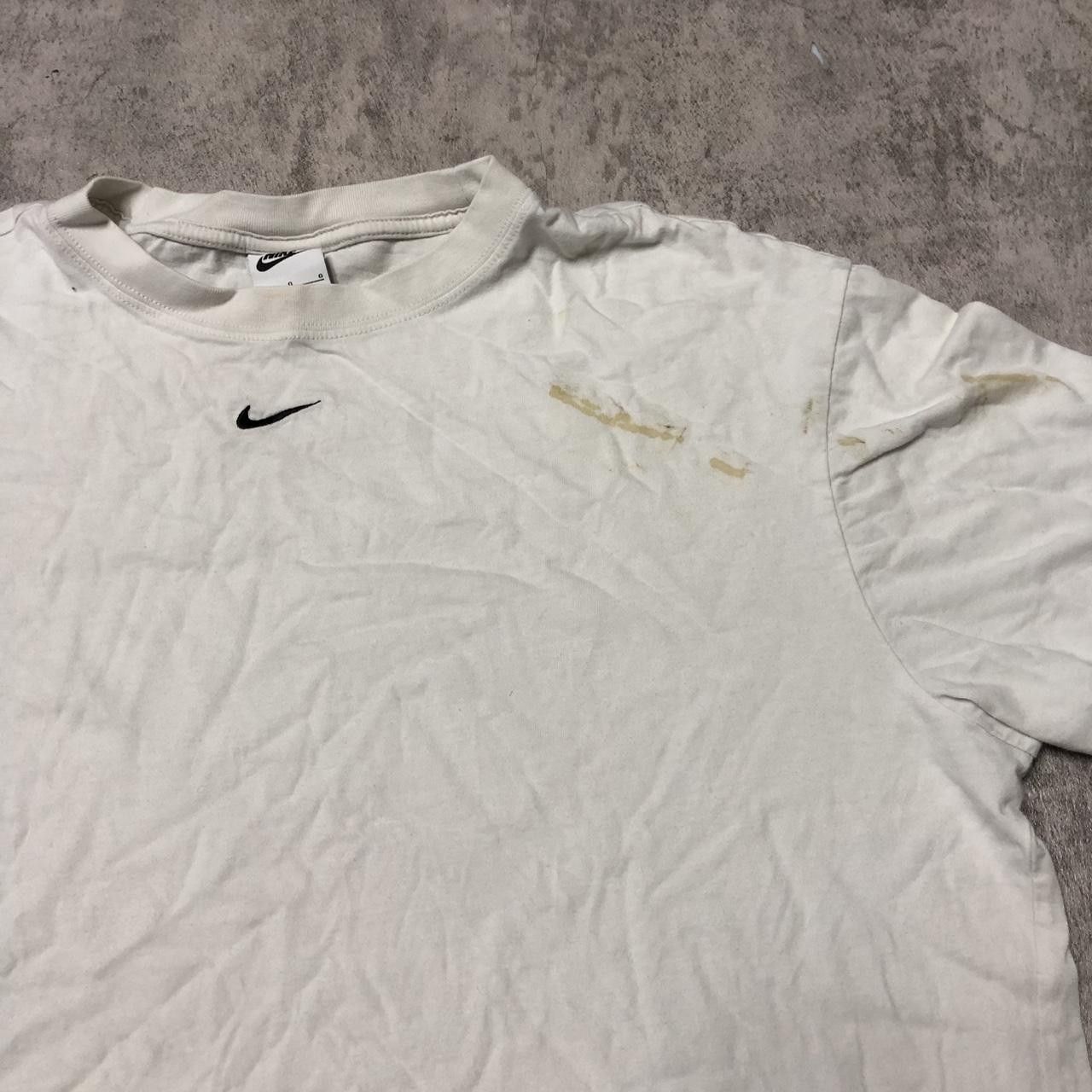 Nike White Nike Swoosh T-shirt with small stains nike Size US L / EU 52-54 / 3 - 3 Thumbnail