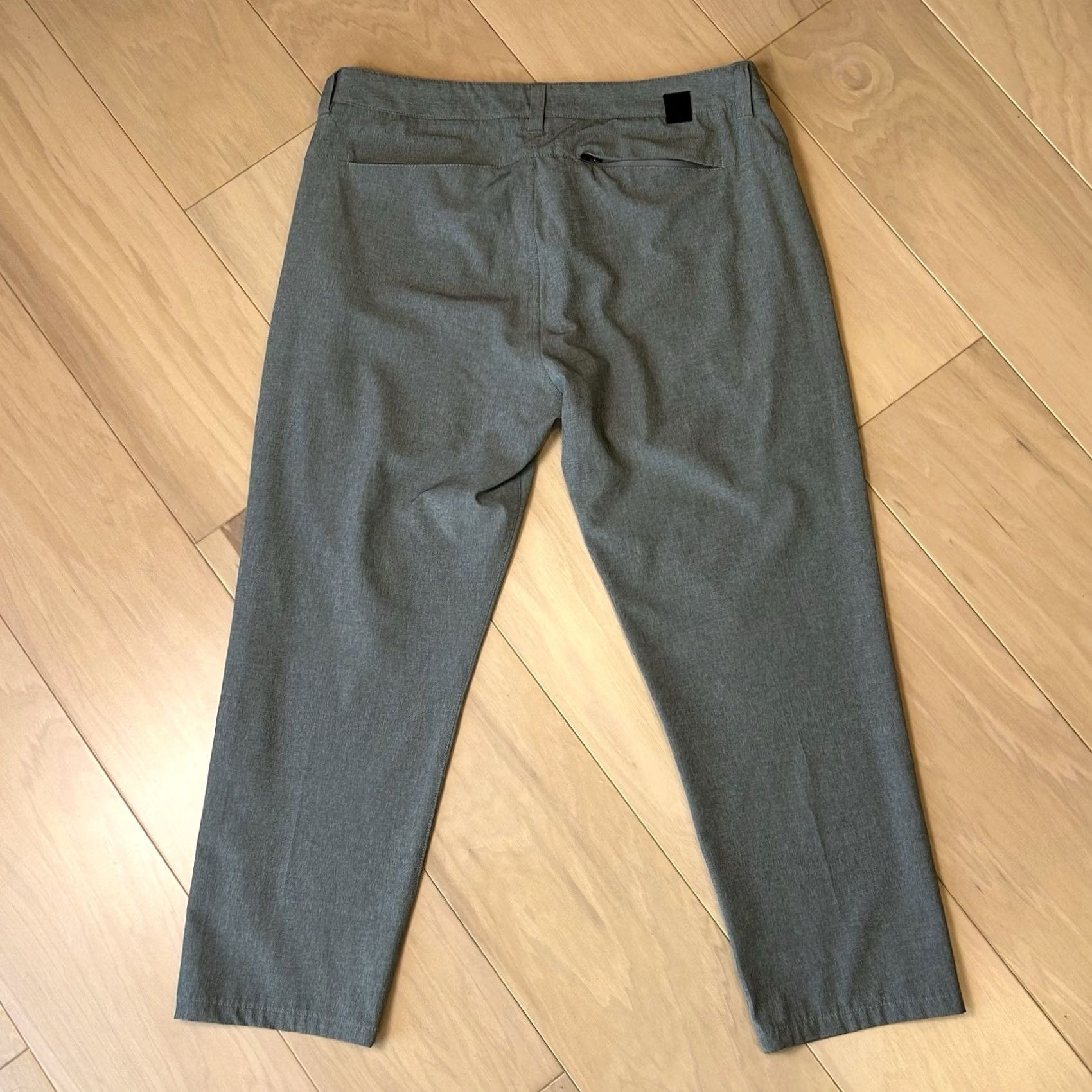 Vuori Vuori Aim Pant Men 32x26 Gray Knit Zip Pockets Logo Tapered Regular Rise 11 Casual Workwear Sports Preppy Velvet? Size US 32 / EU 48 - 2 Thumbnail