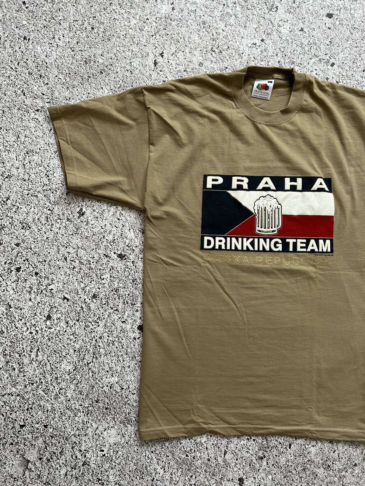 Vintage Vintage 1990’s Praha Drinking Team Graphic 3D Logo T-Shirt Size US XL / EU 56 / 4 - 2 Thumbnail