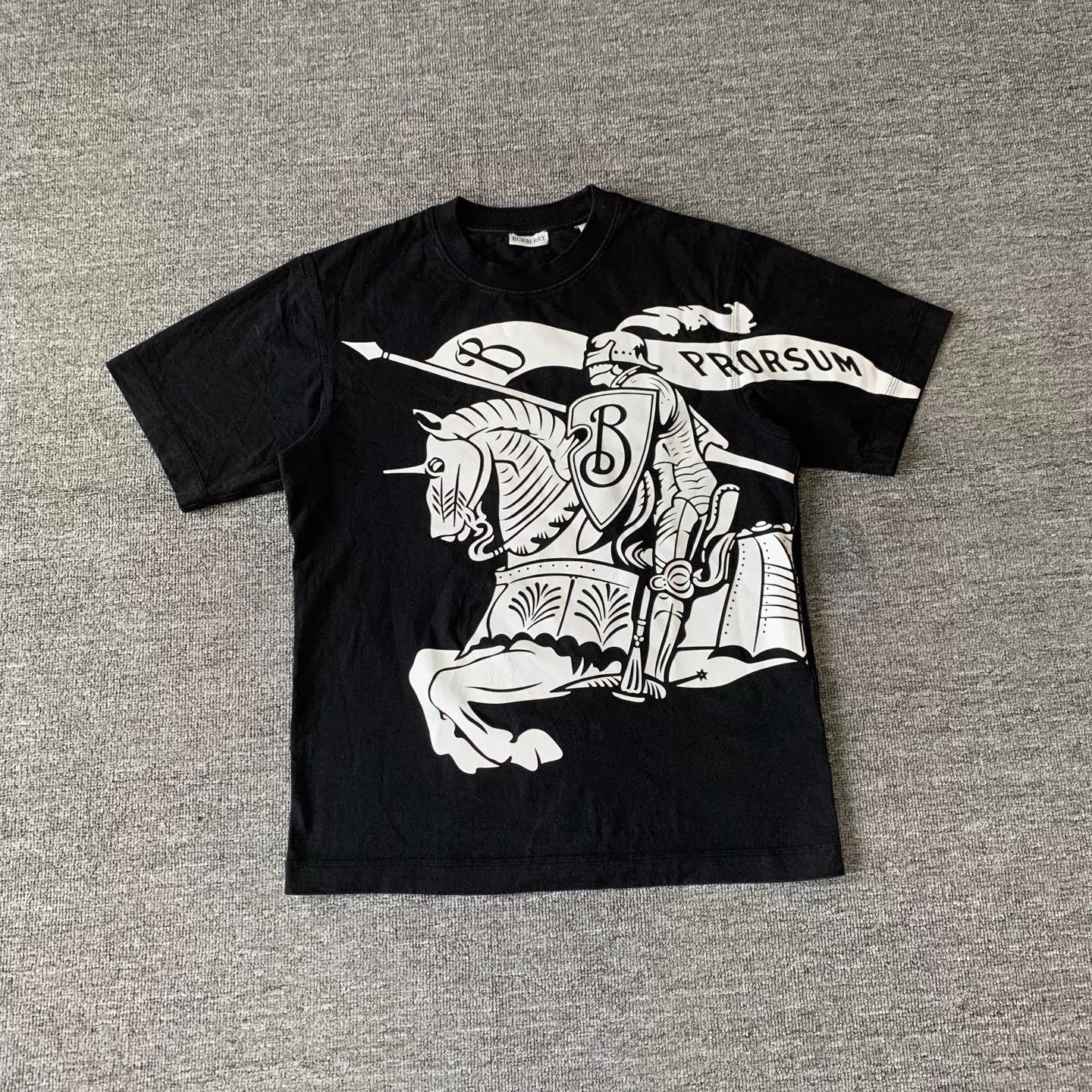 Burberry Burberry Black Knight Large Print Tee S 9/10 #14014 Size US S / EU 44-46 / 1 - 1 Thumbnail