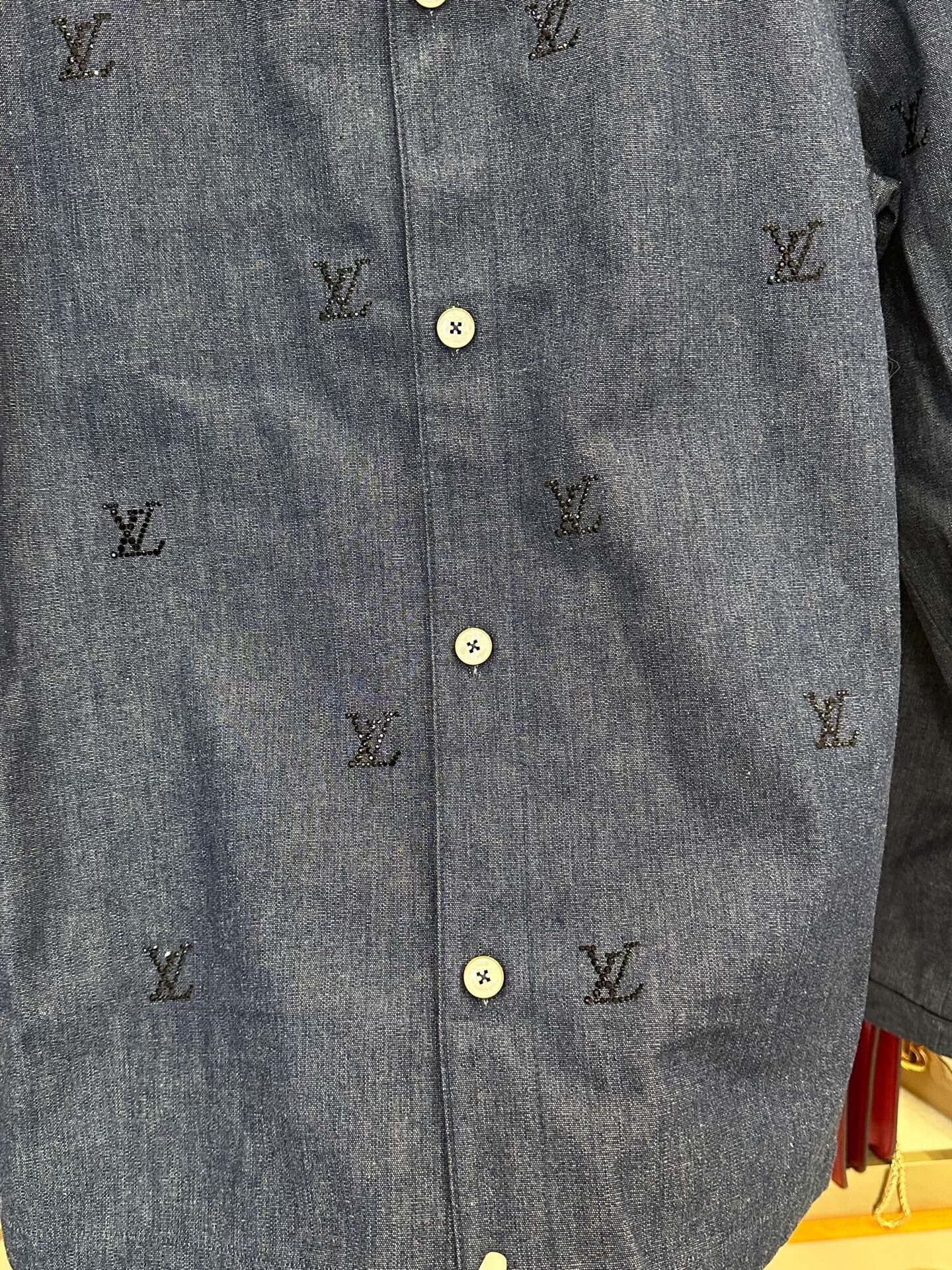 Louis Vuitton louis vuitton denim shirt with logo embellishments Size US M / EU 48-50 / 2 - 4 Thumbnail