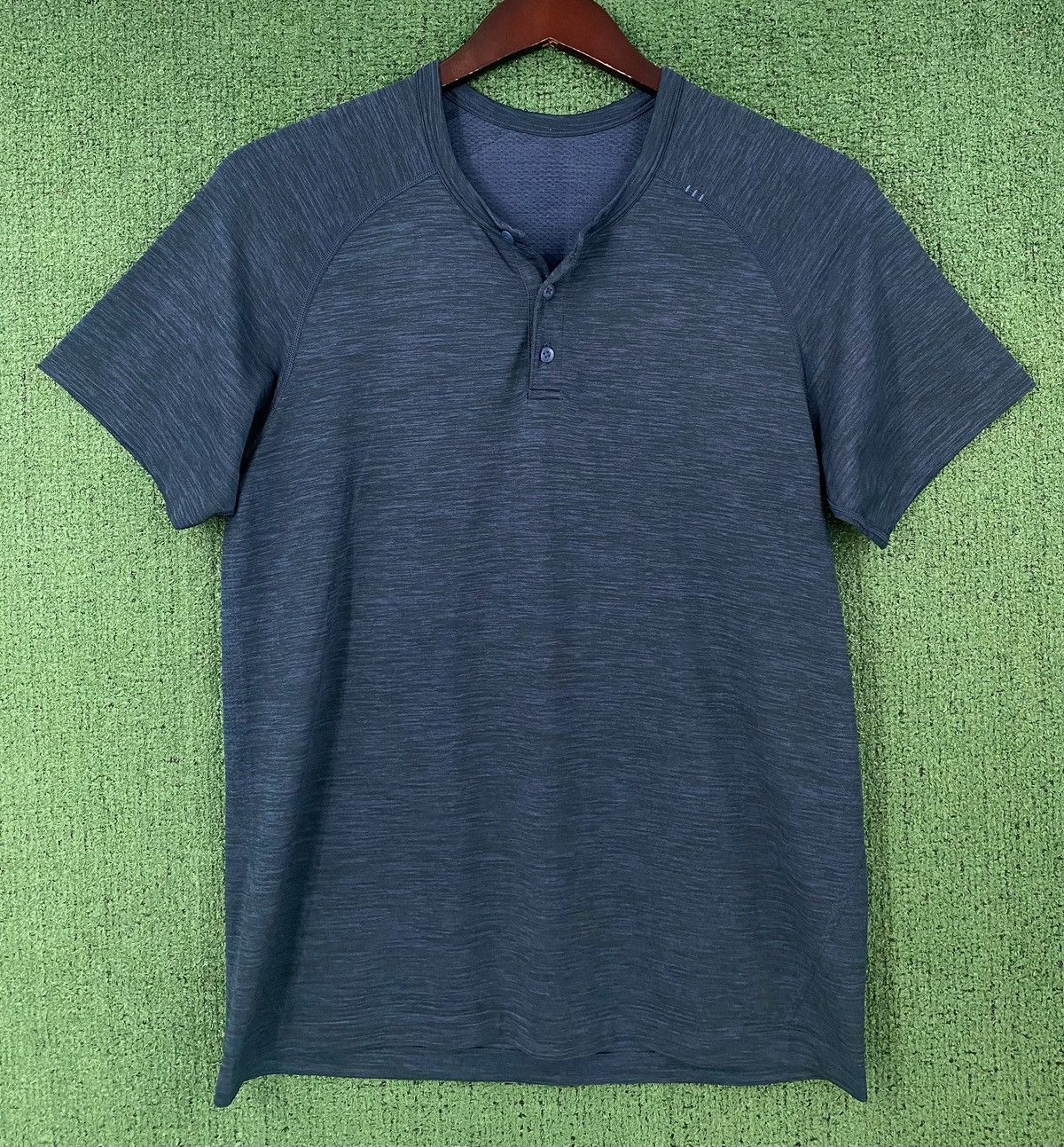 Lululemon Lululemon Metal Vent Henley Short Sleeve Shirt Navy Large Size US L / EU 52-54 / 3 - 1 Thumbnail