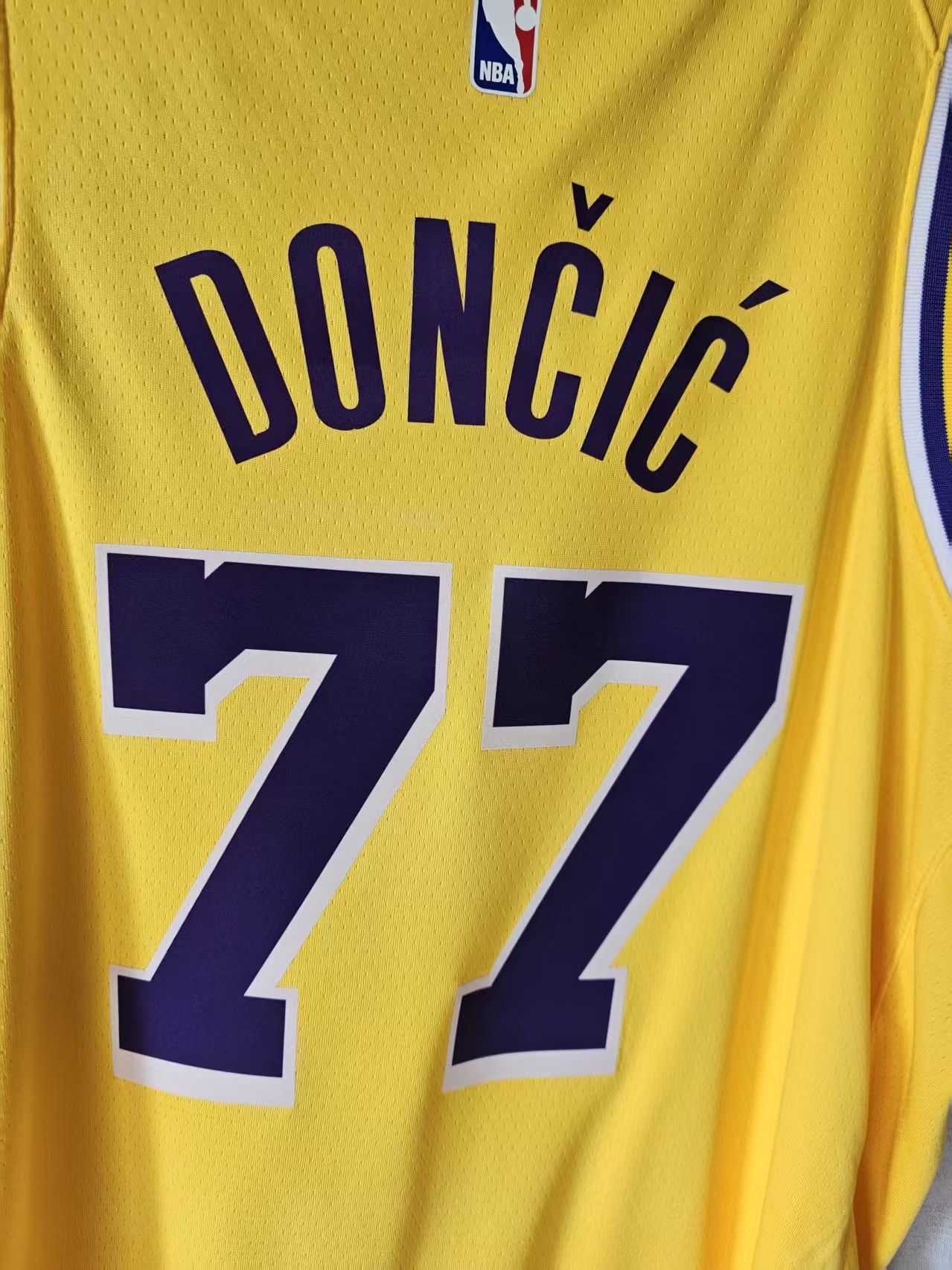 NBA Los Angeles Lakers 77 Luka Dončić Jersey Yellow Size US XL / EU 56 / 4 - 4 Thumbnail