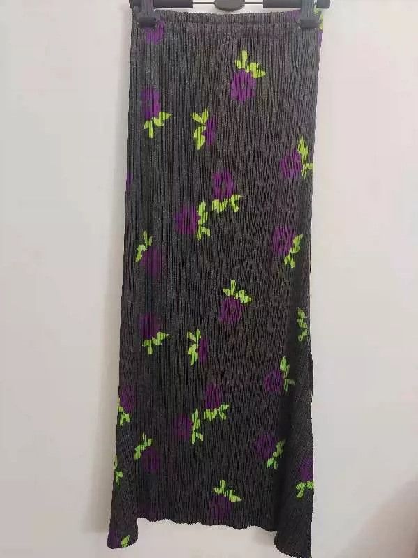 Issey Miyake Issey Miyake size:2 A vintage purple-black floral skirt Size 23" - 2 Thumbnail