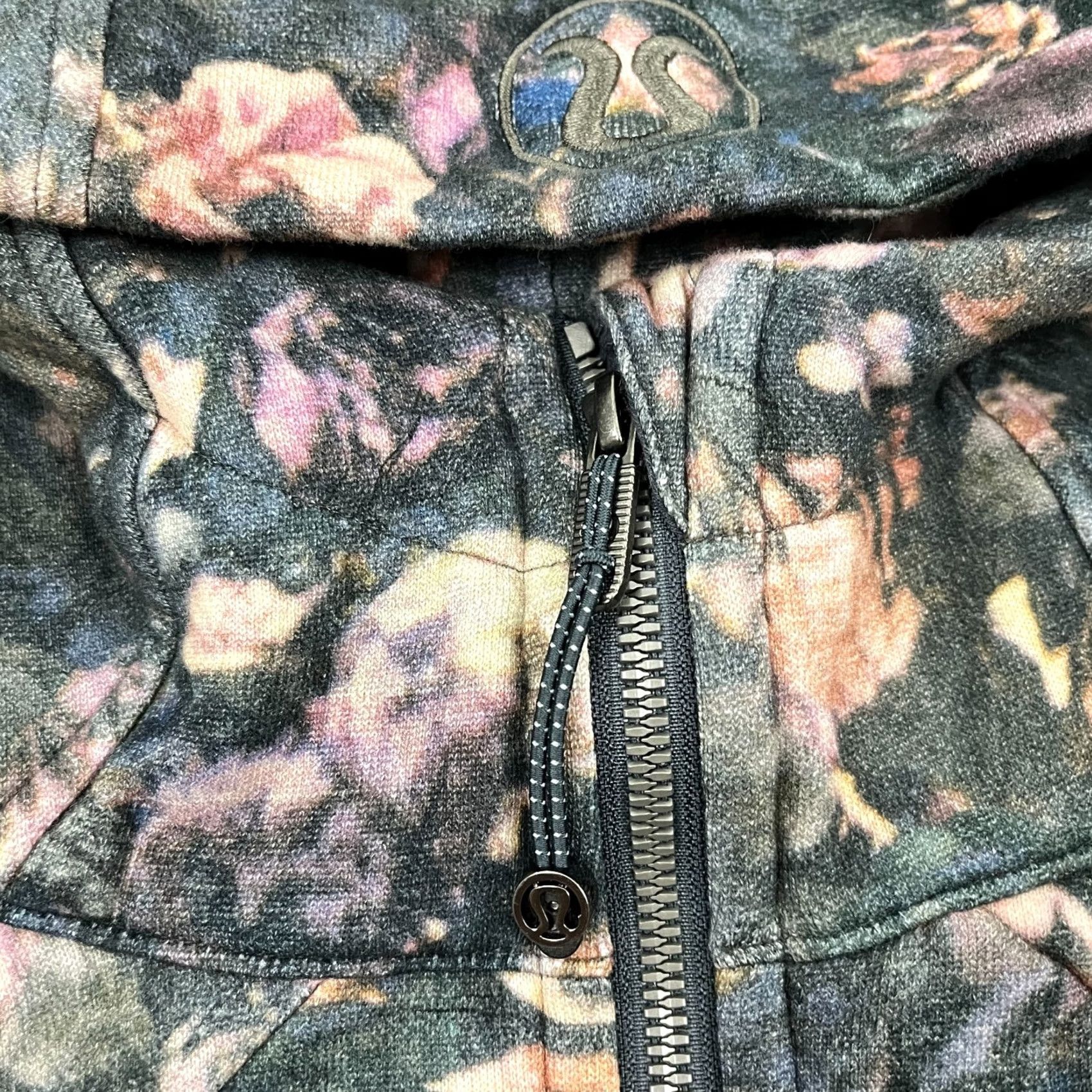 Lululemon VINTAGE Lululemon Scuba Hoodie Size 6 Frosted Rose Floral Active Sweatshirt Full Zip Size M / US 6-8 / IT 42-44 - 7 Thumbnail