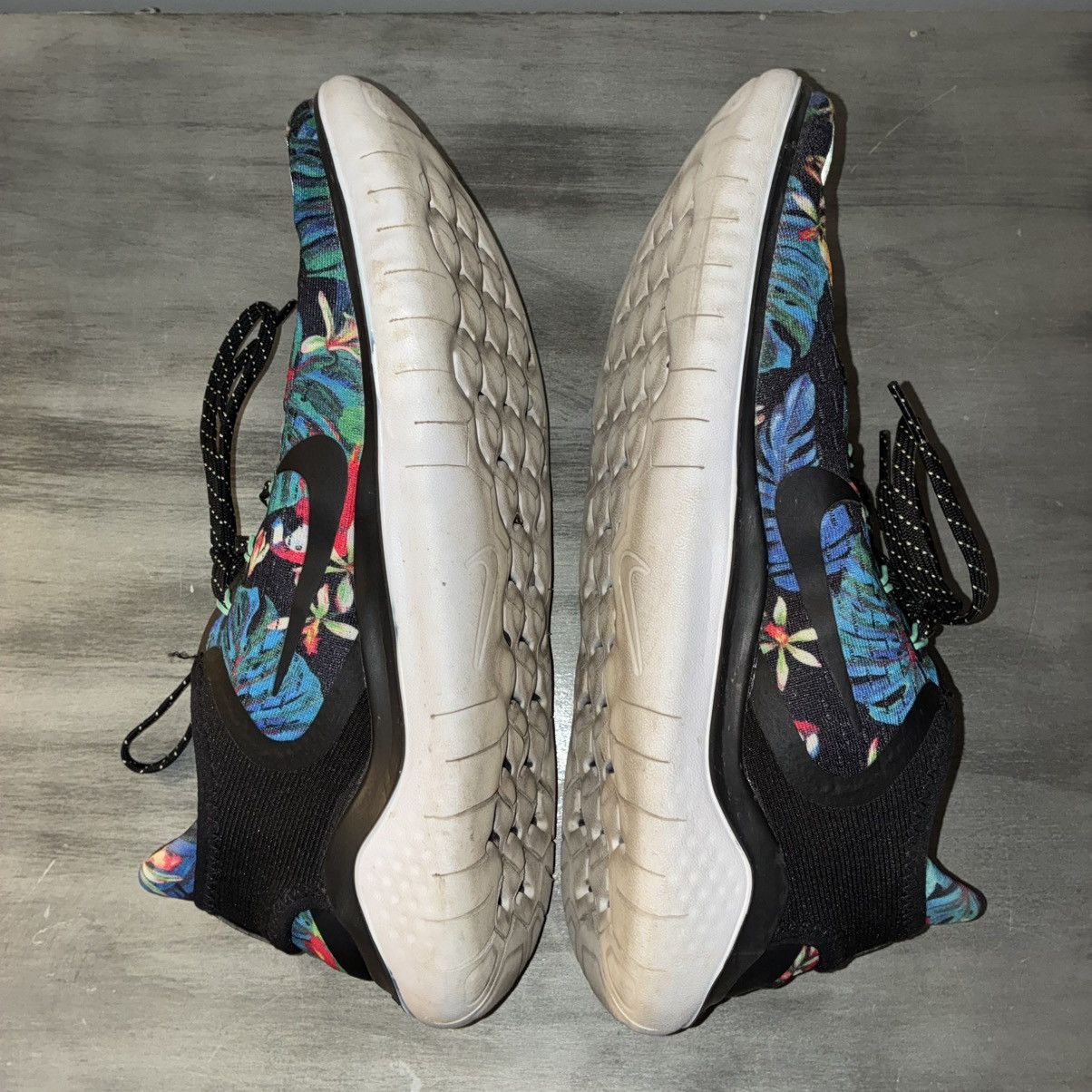 Nike Nike Free RN 2018 Floral Size US 9.5 / EU 42-43 - 2 Thumbnail