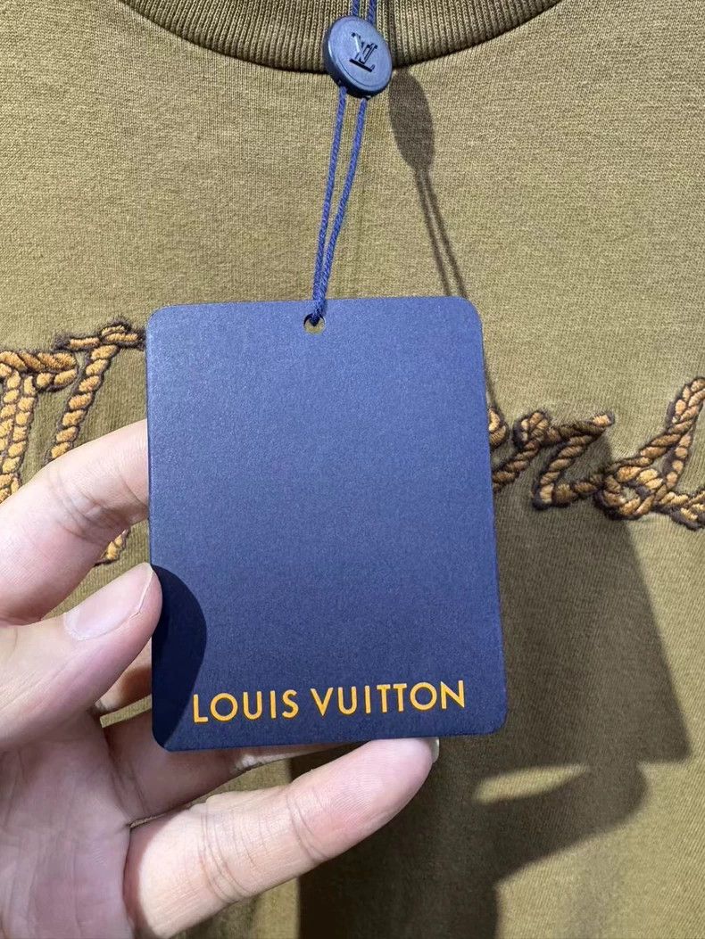 Louis Vuitton Louis Vuitton FW24 Solid Logo Embroidered Crew Neck Short Size US L / EU 52-54 / 3 - 3 Thumbnail