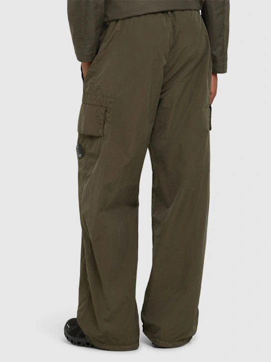 C.P. Company o1lsvrm0425 Flatt Nylon Oversize Pants in Total Green Size US 32 / EU 48 - 4 Thumbnail