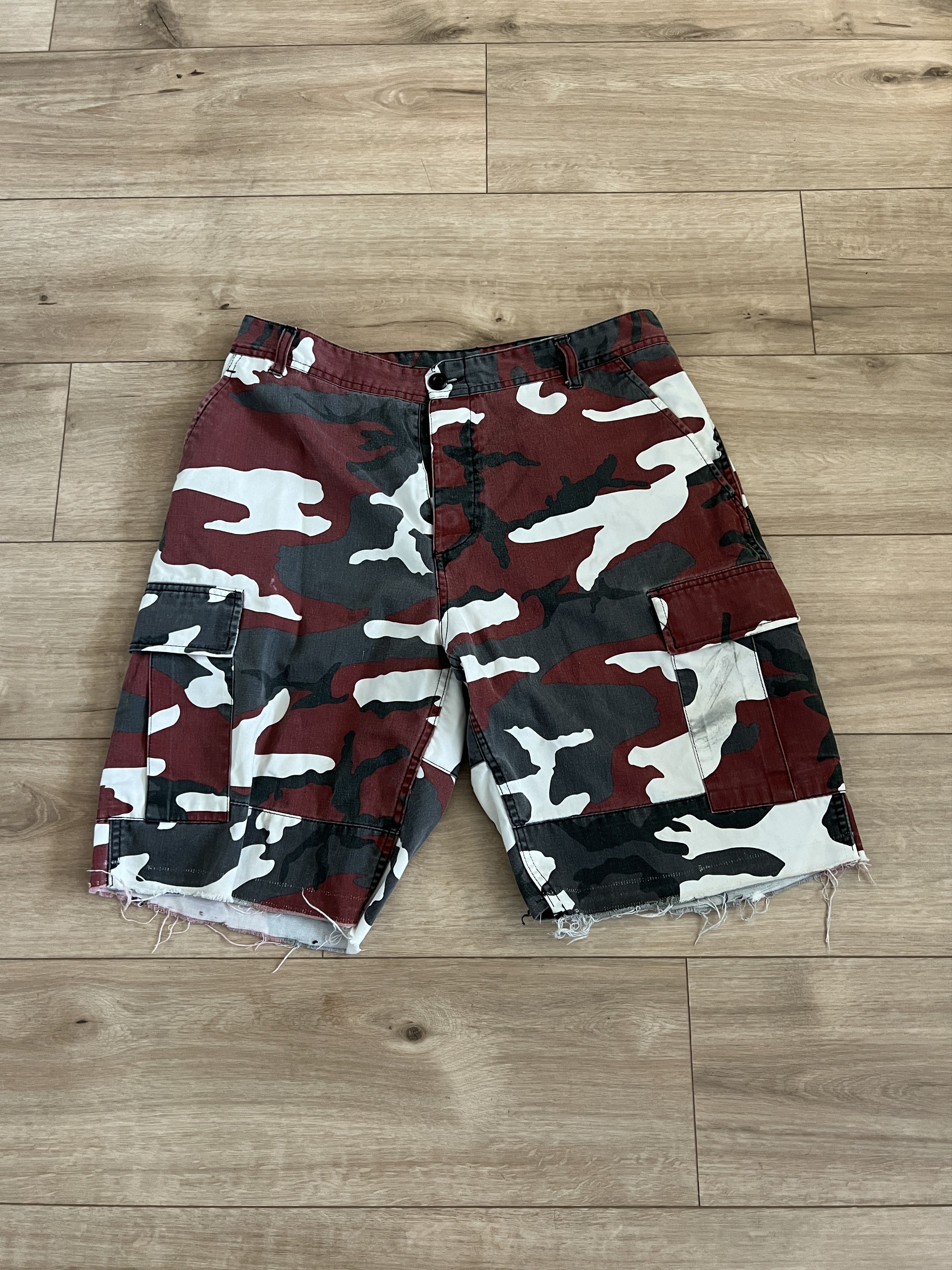 Vintage Military Red Camo Shorts – Adjustable Size 33–39