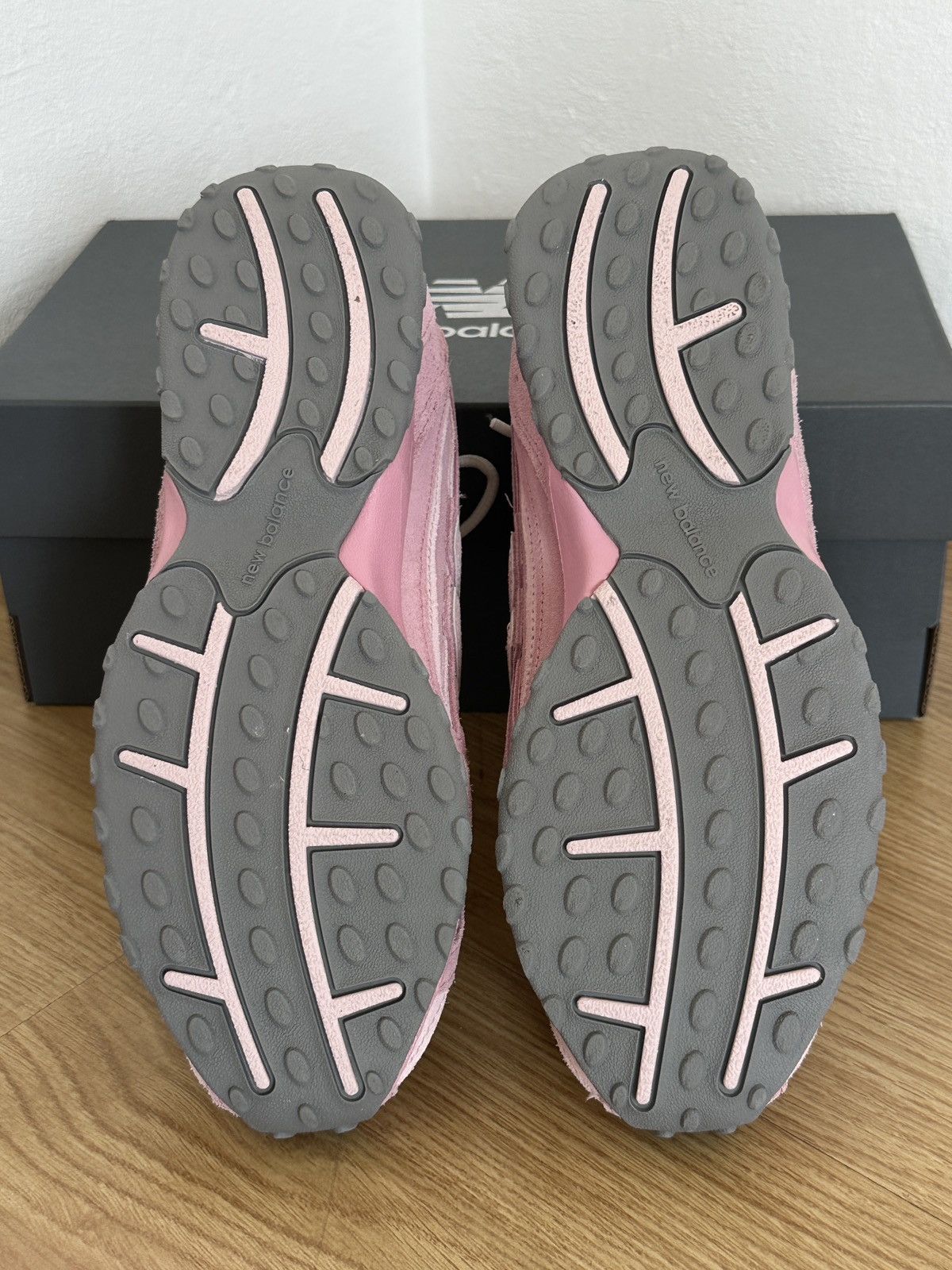 Pastel pink 204L New Balance suede sneakers